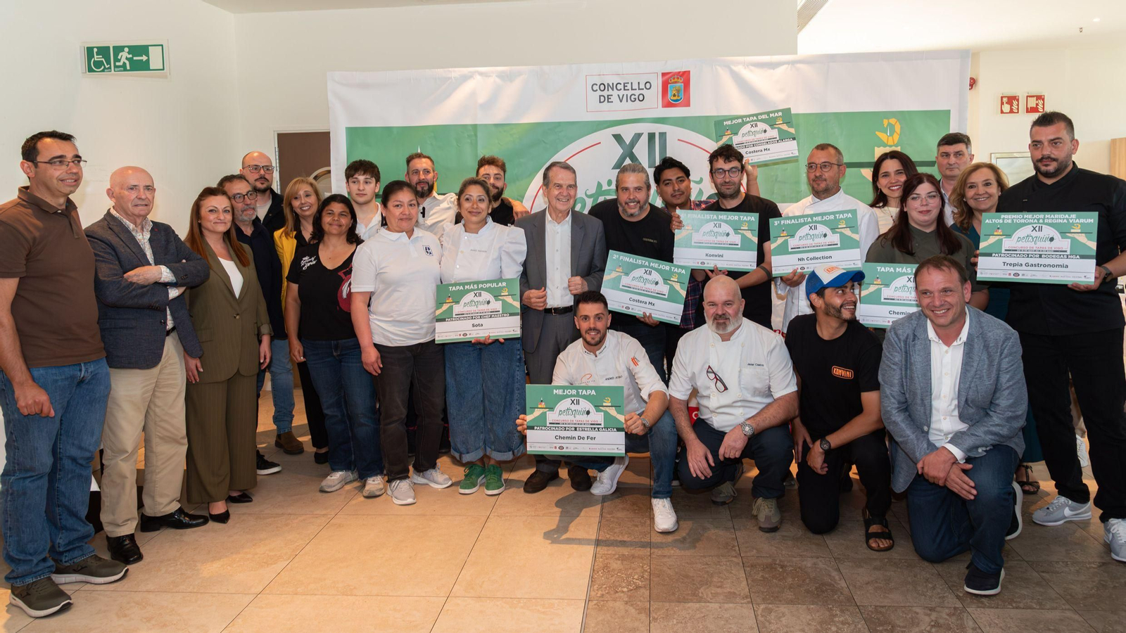 Los finalistas del Petisquiño 2026 posaron ayer con el alcalde Abel Caballero.