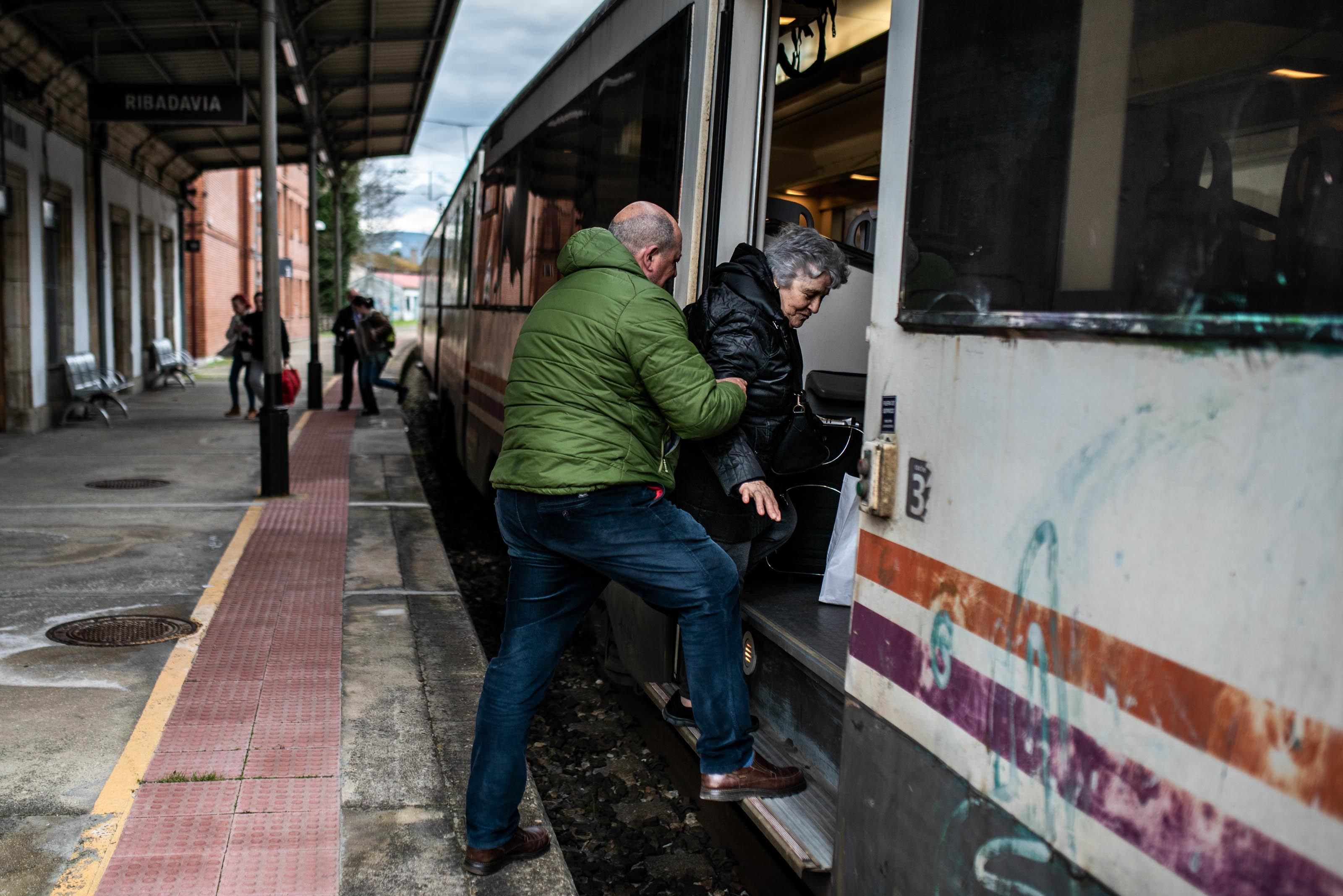 La falta de personal en la estación de Ribadavia complica el acceso de las personas mayores al tren. //O. Pinal