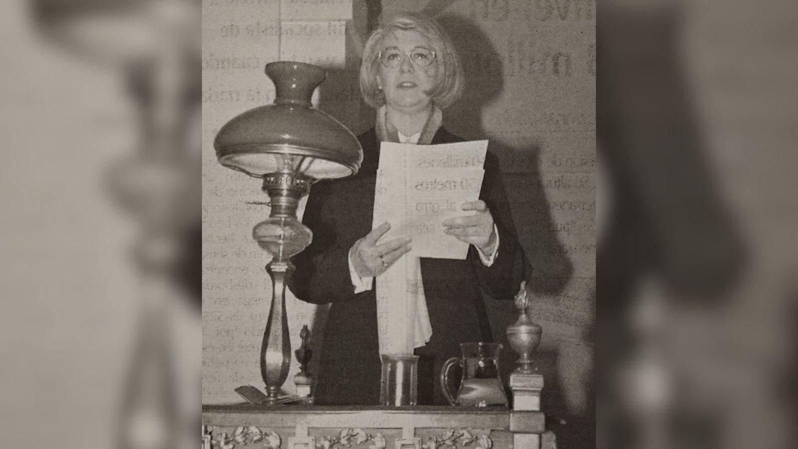 María Teresa Miras Portugal lee su discurso.