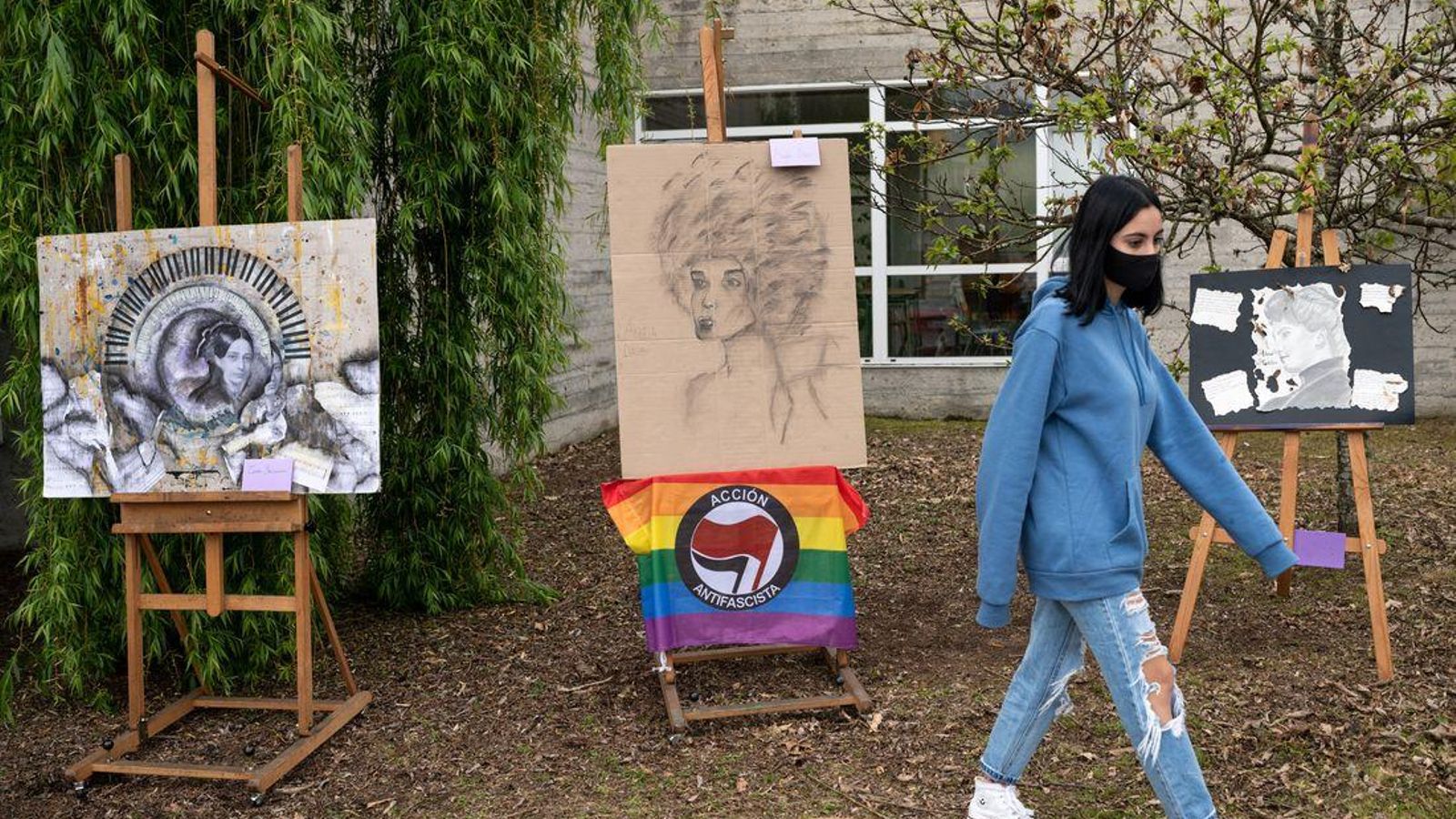 OURENSE (IES UNIVERSIDADE LABORAL). 21/04/2021. OURENSE. Actividade artística dos alumnos e alumnas de artes no exterior do instituto. FOTO: ÓSCAR PINAL 