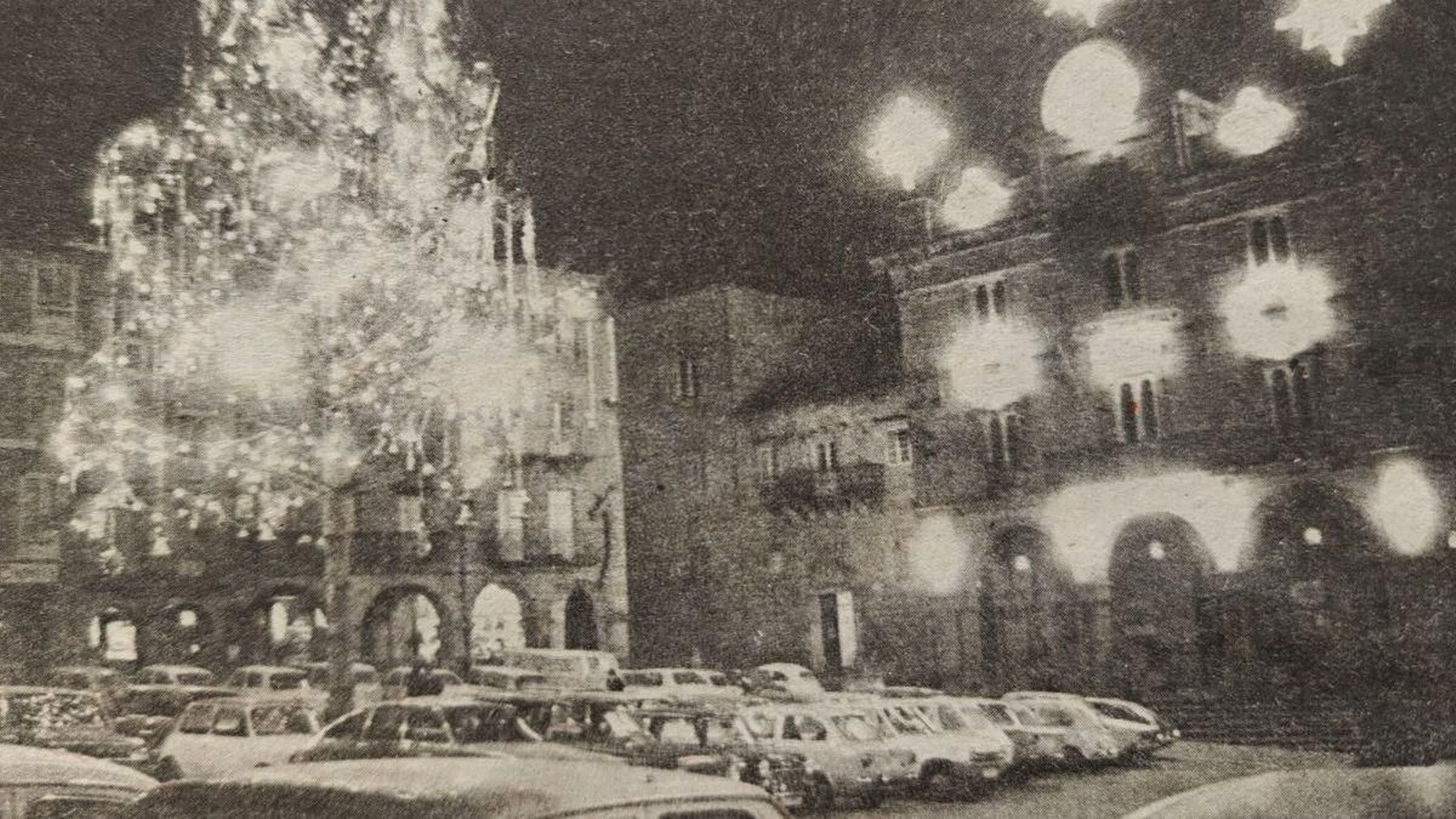 El Árbol de Navidad y la fachada de la Casa Consistorial lucen las únicas iluminaciones navideñas en Orense.