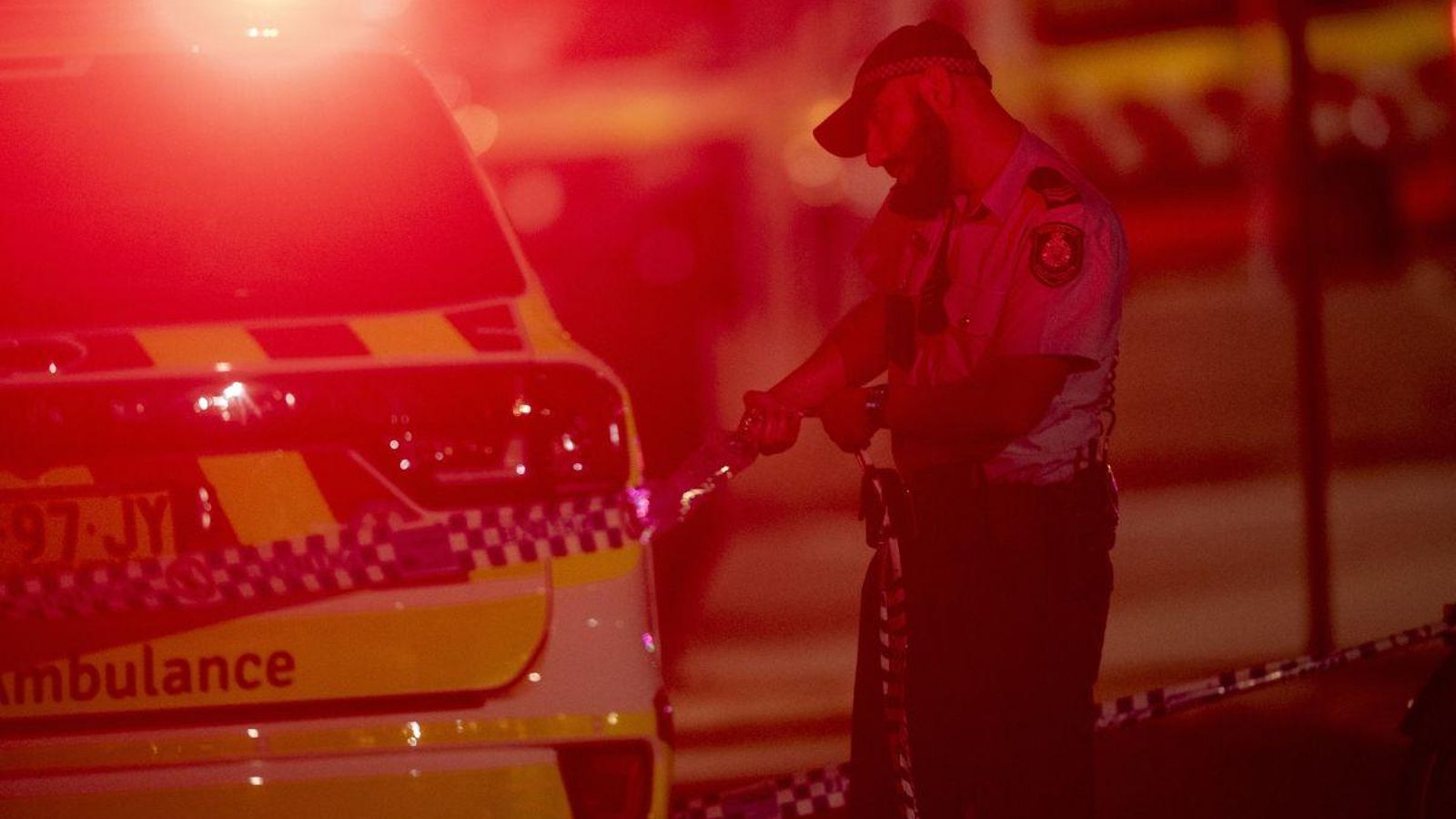 Un policía acordona los accesos a la playa donde tuvo lugar el ataque.