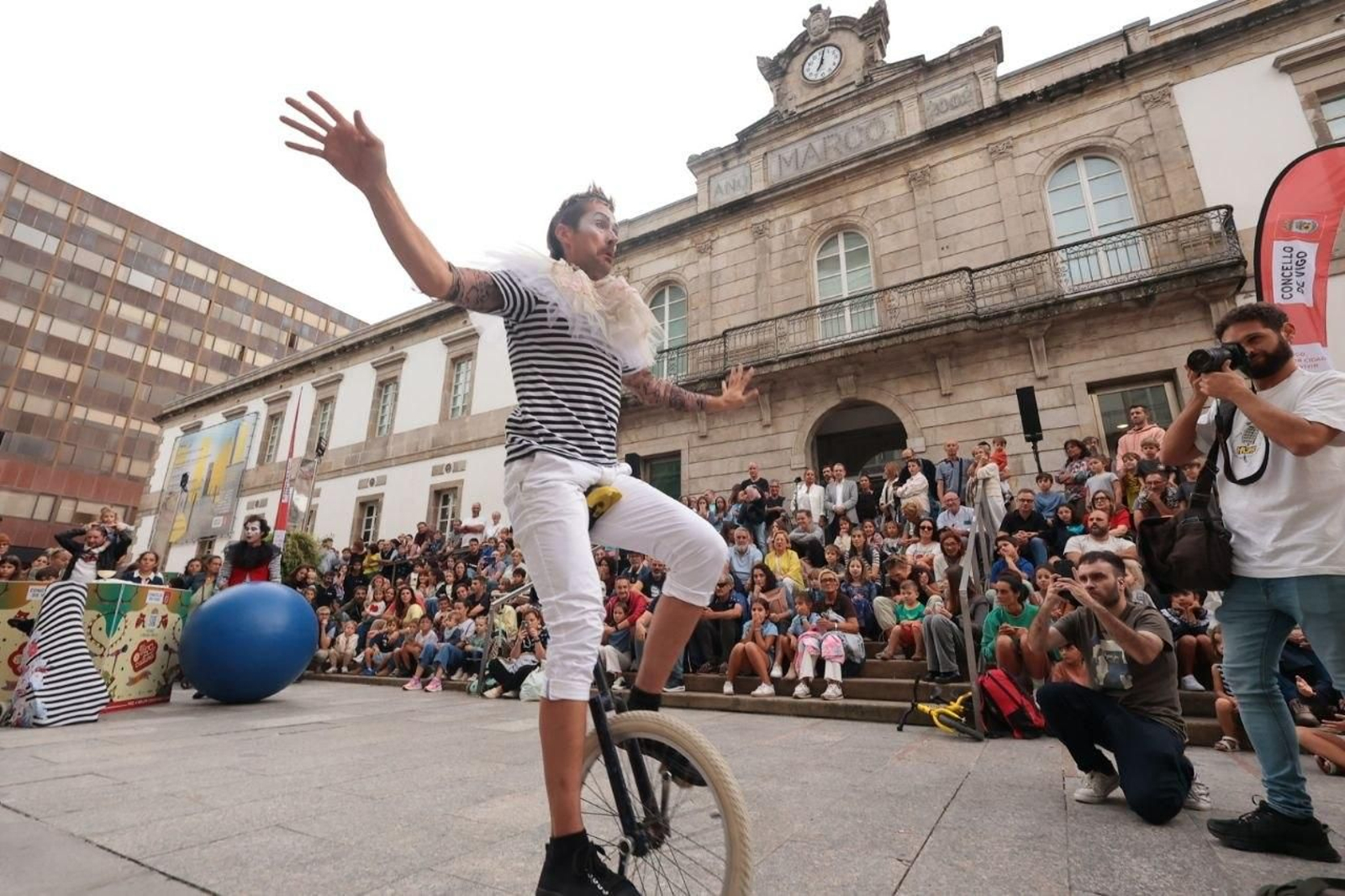 Galería | Acrobacias y humor para estrenar Vigocultura en Vigo
