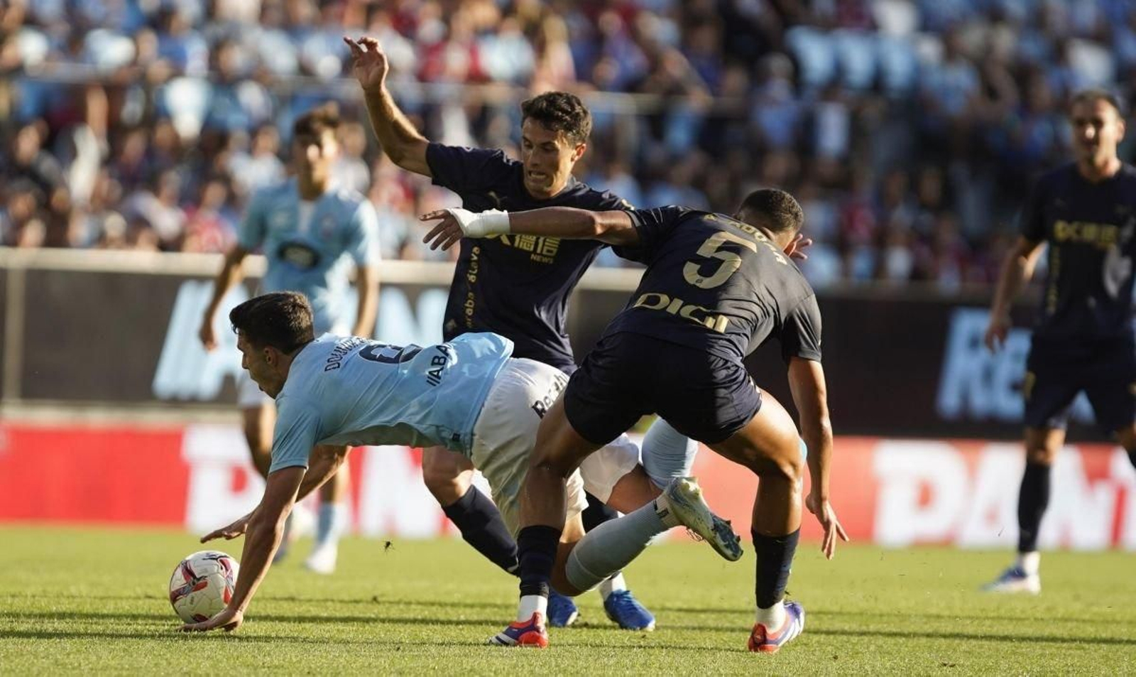 El delantero Douvikas subre una falta de los centrales del Alavés.