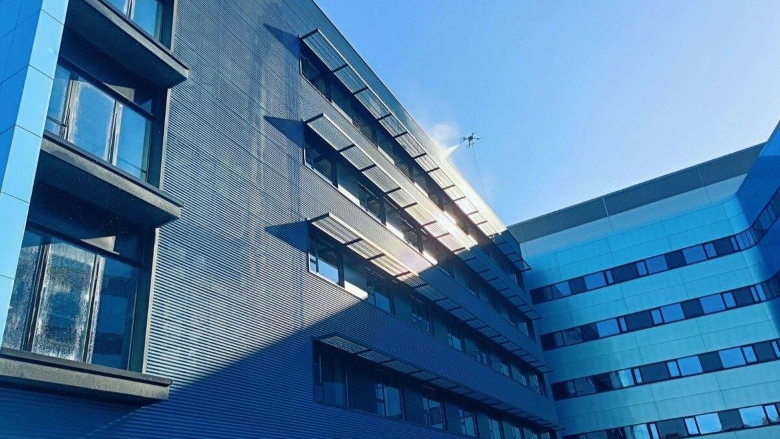 La limpieza de fachadas se convirtió en un espectáculo.