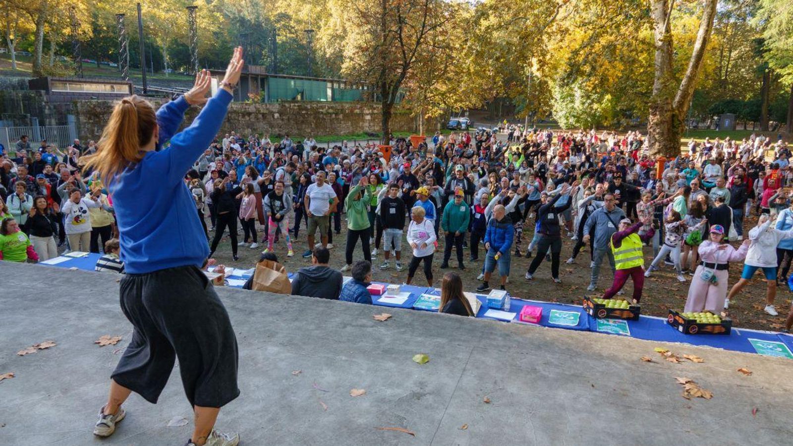 Un poco de zumba como calentamiento a la caminata solidaria