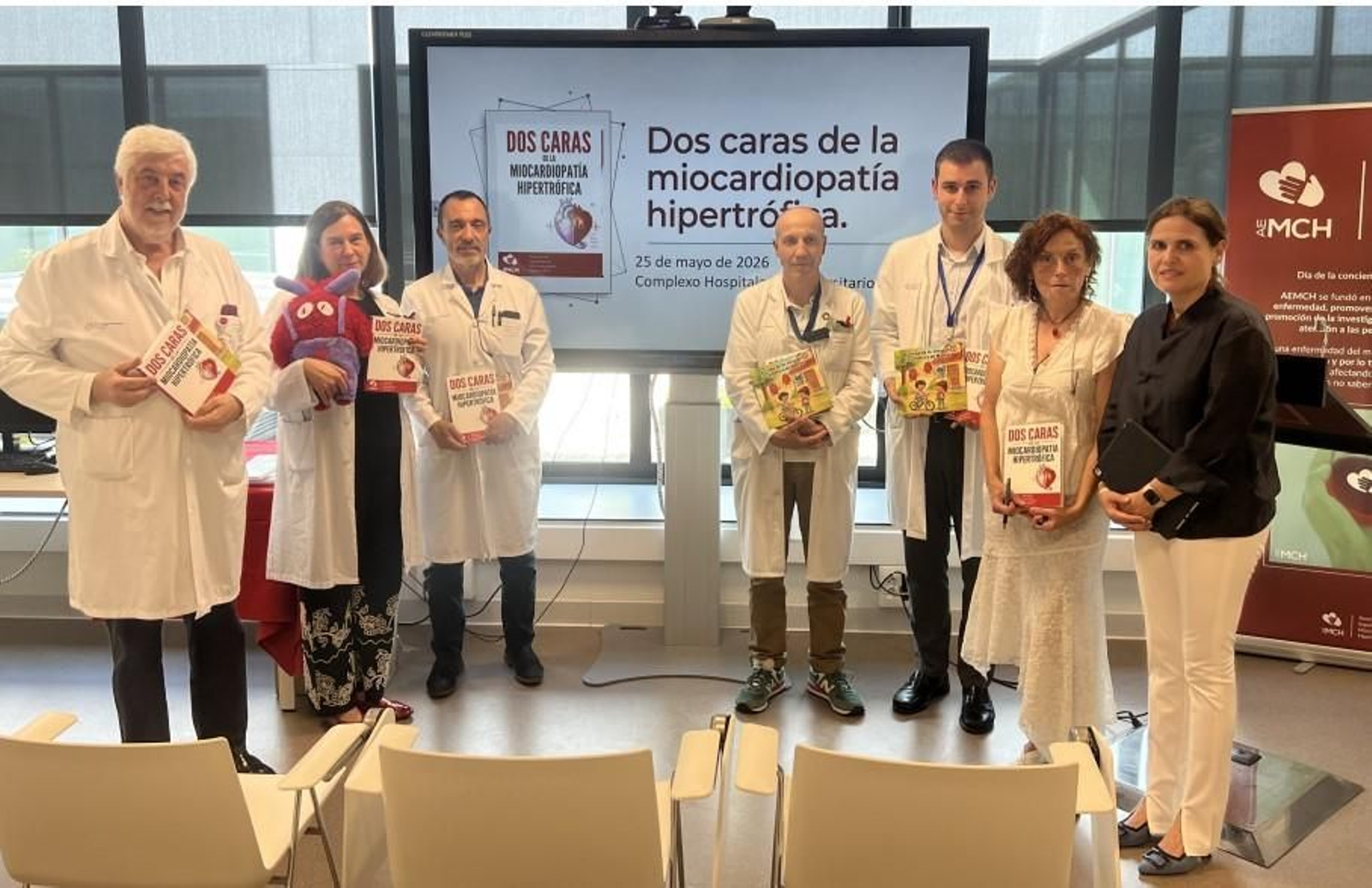 El jefe de Cardiología, Andrés Íñiguez, (izquierda) en la presentación.