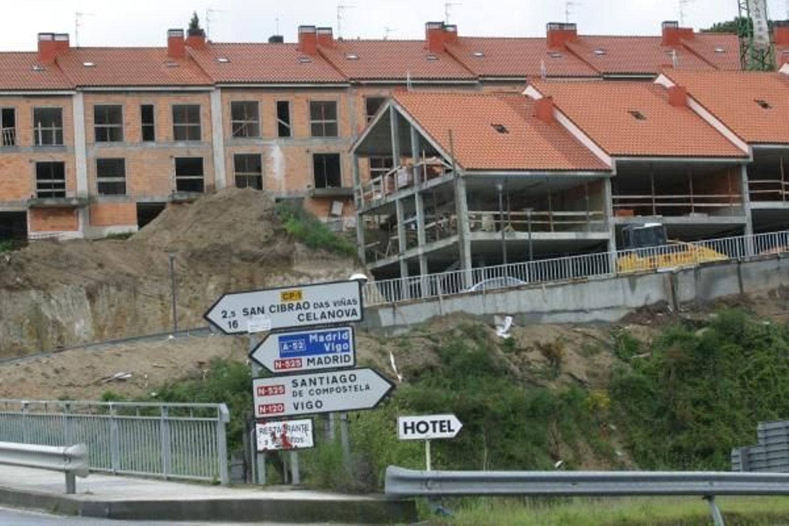 Promociones de chalés en la zona de O Piñeiral, en el entorno de la N-525.