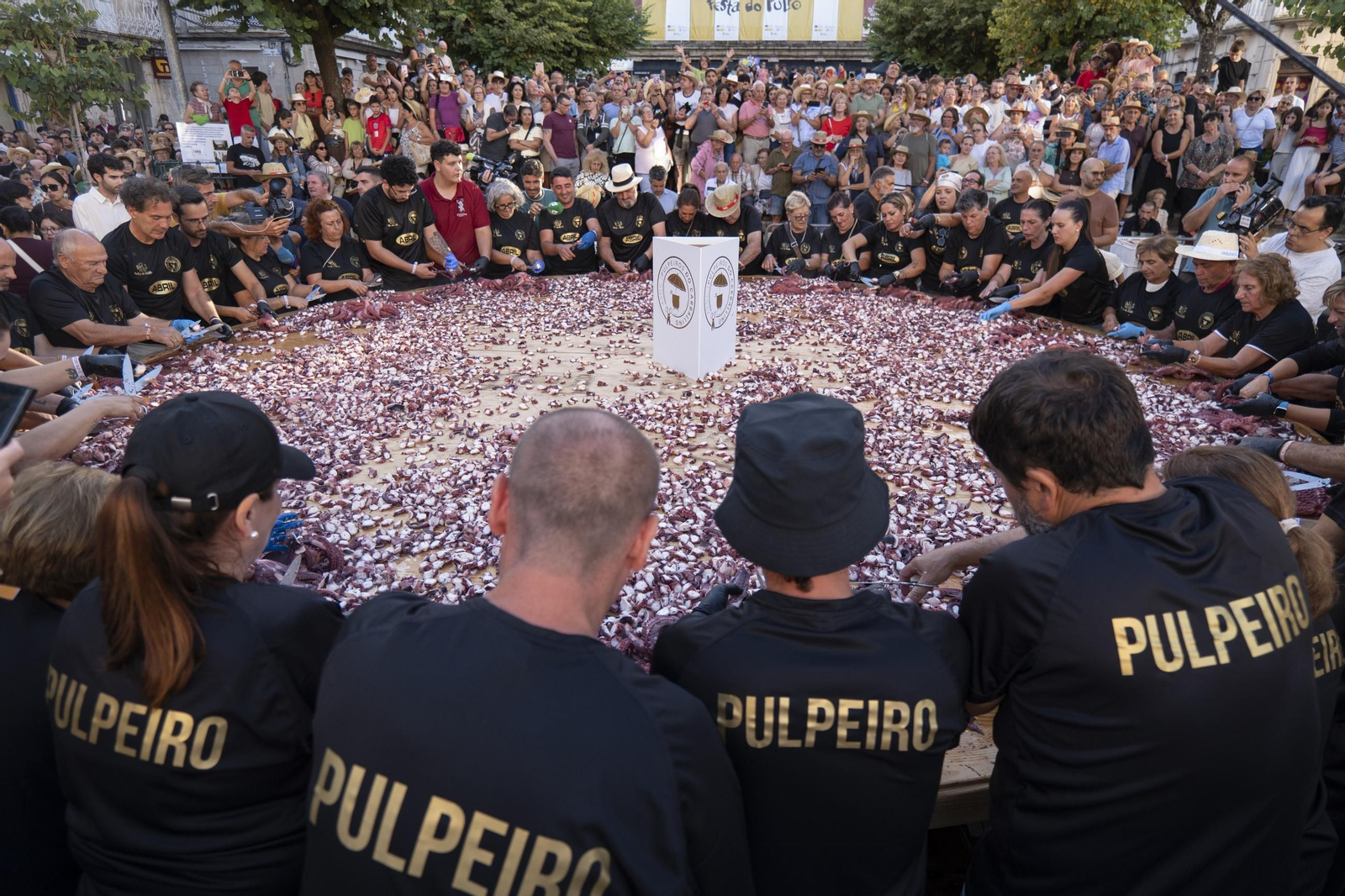 Galería | O Carballiño vuelve a hacer historia con 610 kilos de pulpo, en fotos