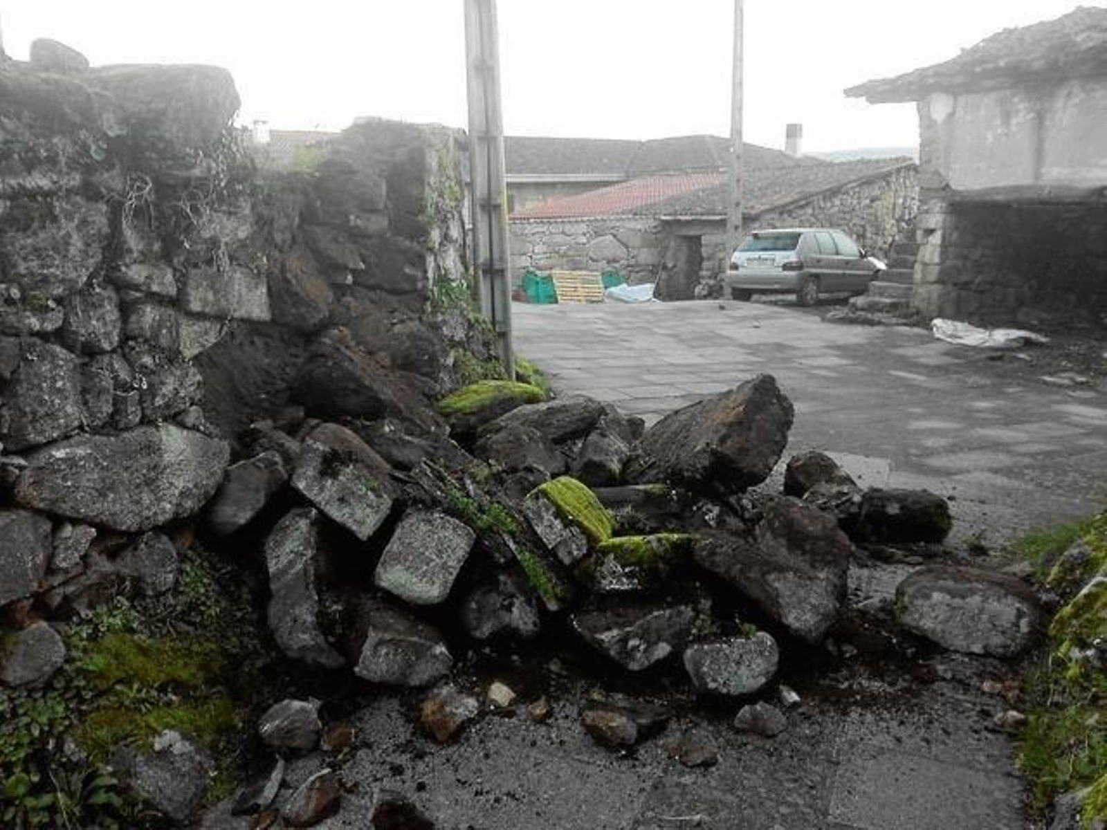 Entorno del templo de Mixós, donde se aprecia el estado en el que quedó tras el derrumbe de parte del muro.