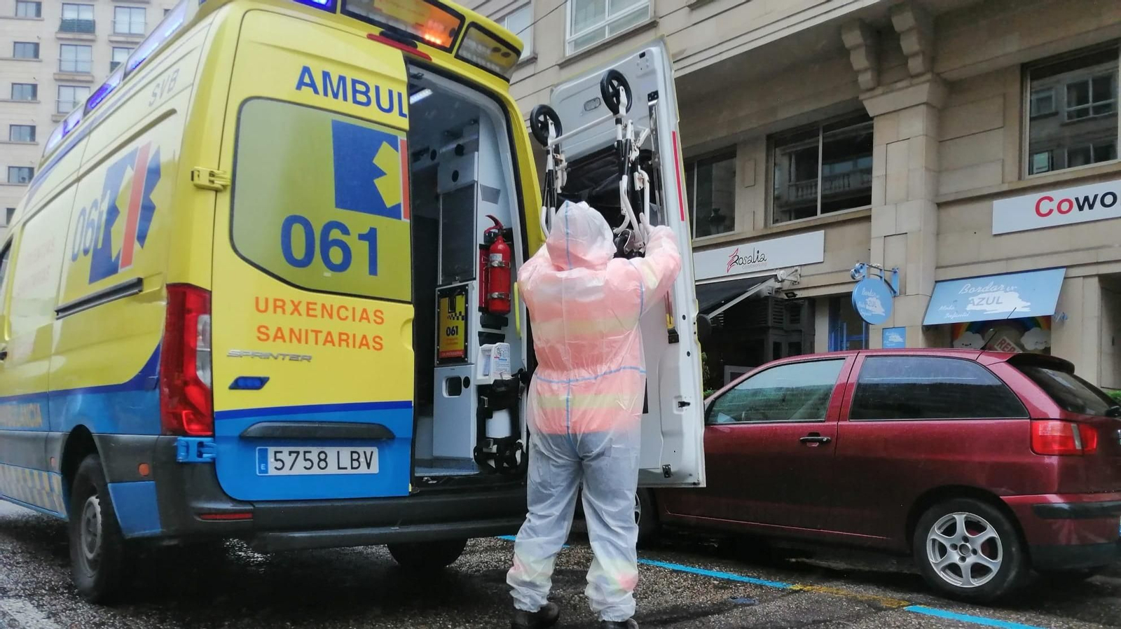 Personal del servicio de emergencia en una ambulancia del 061.