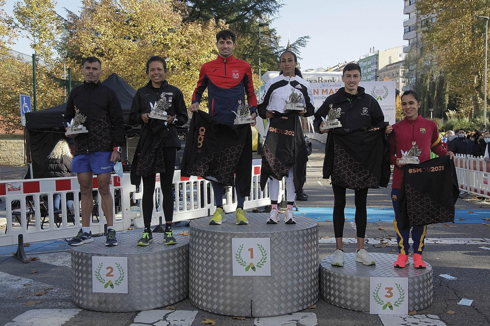 Los primeros clasificados de la San Martiño, en el podio (MIGUEL ÁNGEL).