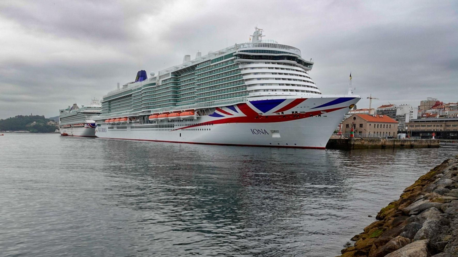 Los cruceros 'Iona' y 'Ventura' este miércoles en Vigo.