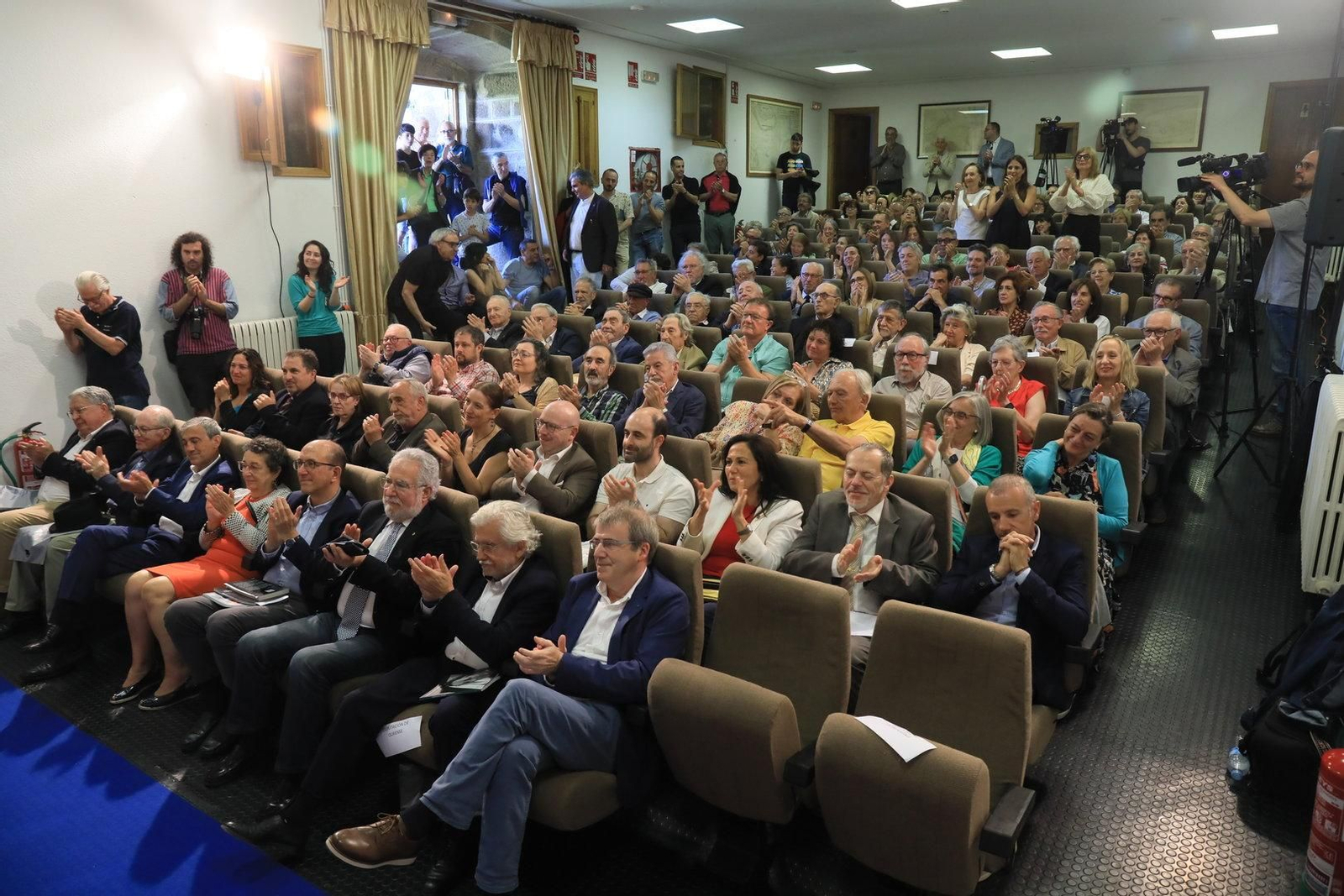 El discurso acabó con una ovación de todos los presentes.