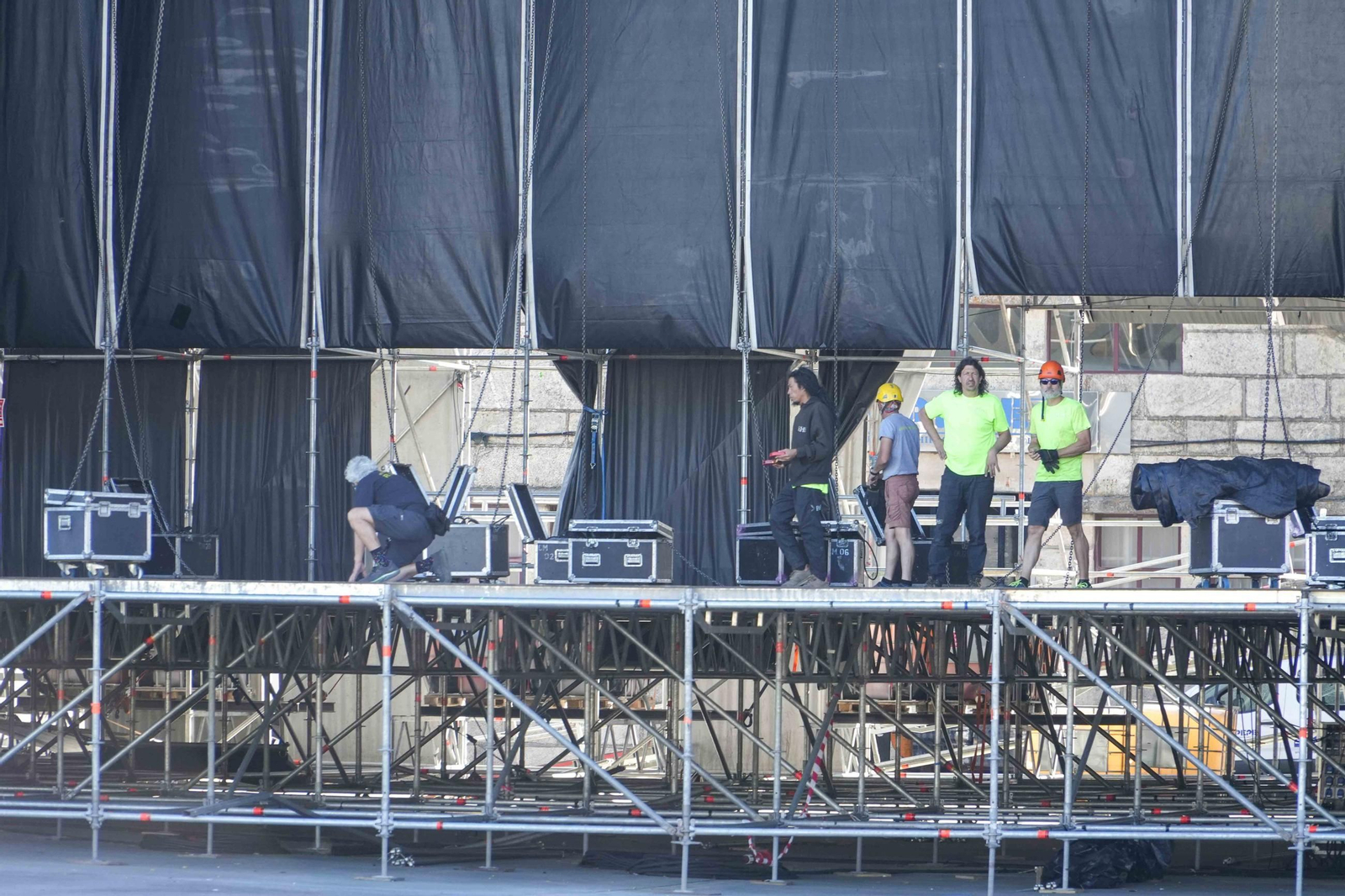 Operarios ultimando los detalles del escenario para los conciertos de Leiva en la mañana del jueves.