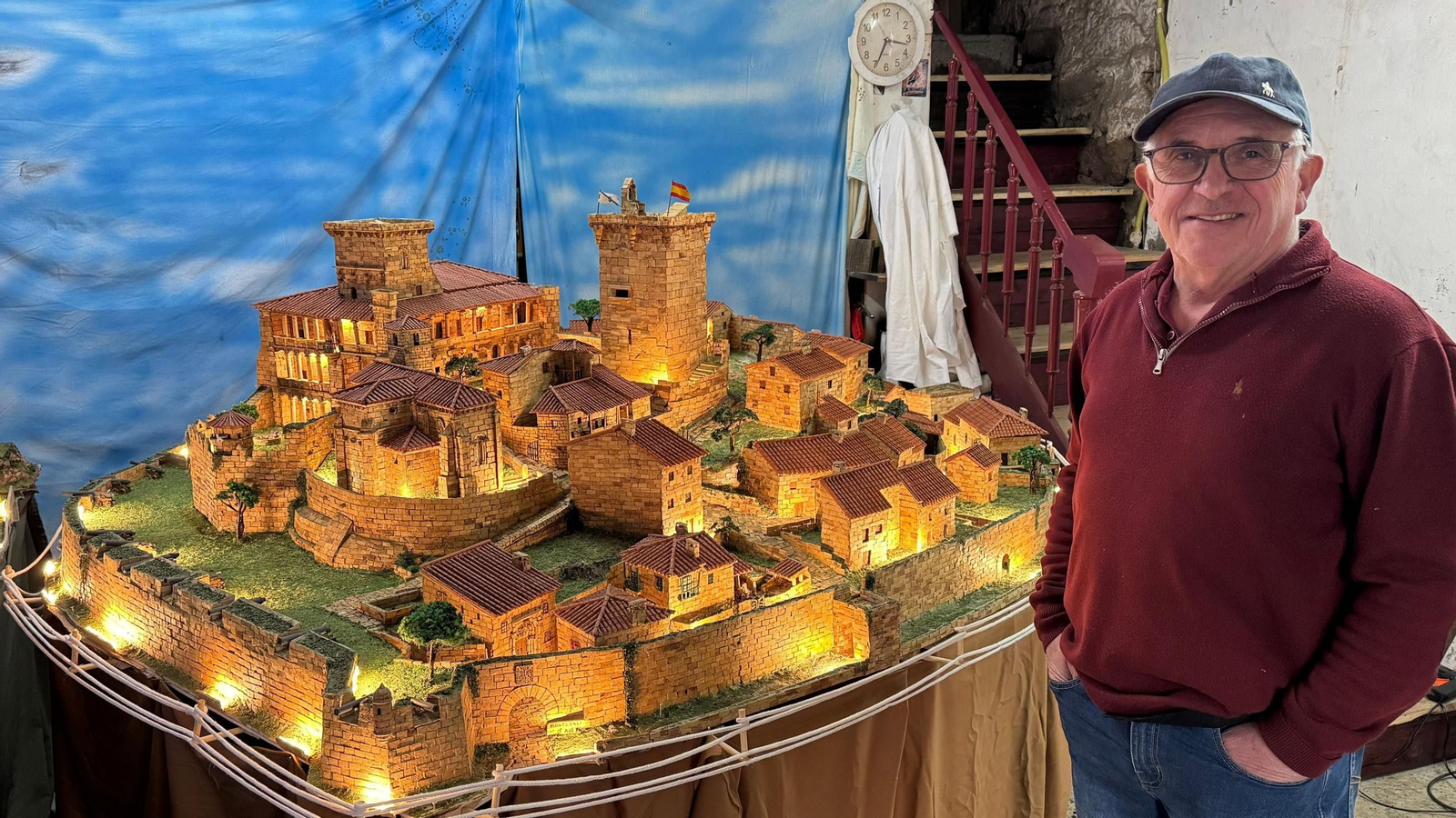 Antonio Justo posa en el bajo de su casa, en Pazos, junto a la maqueta que ha creado del Castillo de Monterrei.
