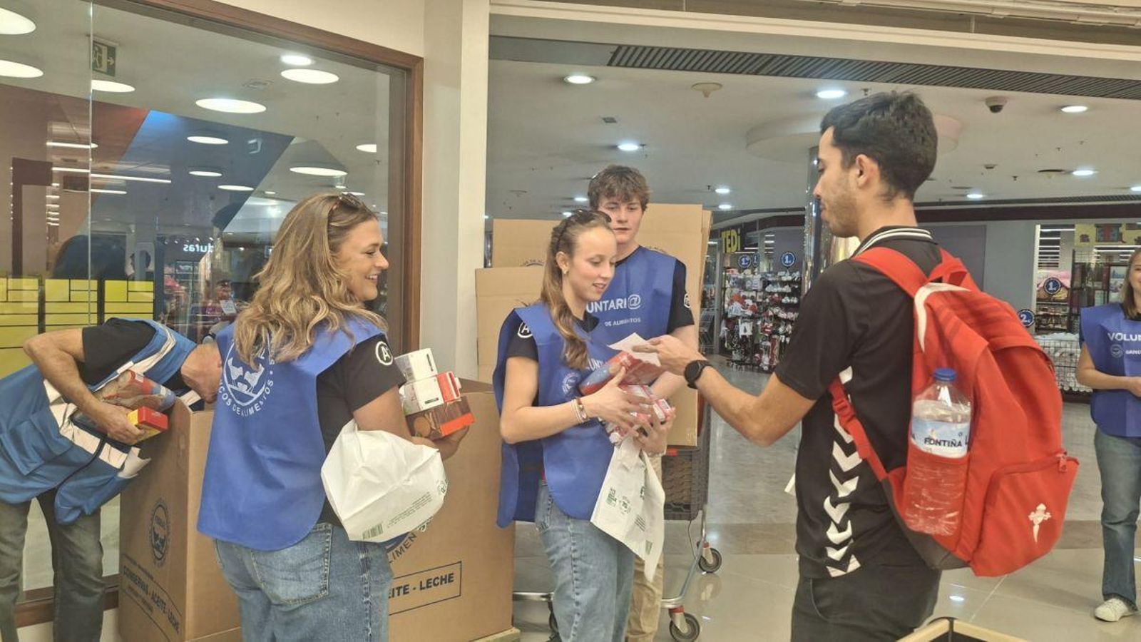 Alumnos del Sørlandet, ayer en una recogida solidaria para Banco de Alimentos
