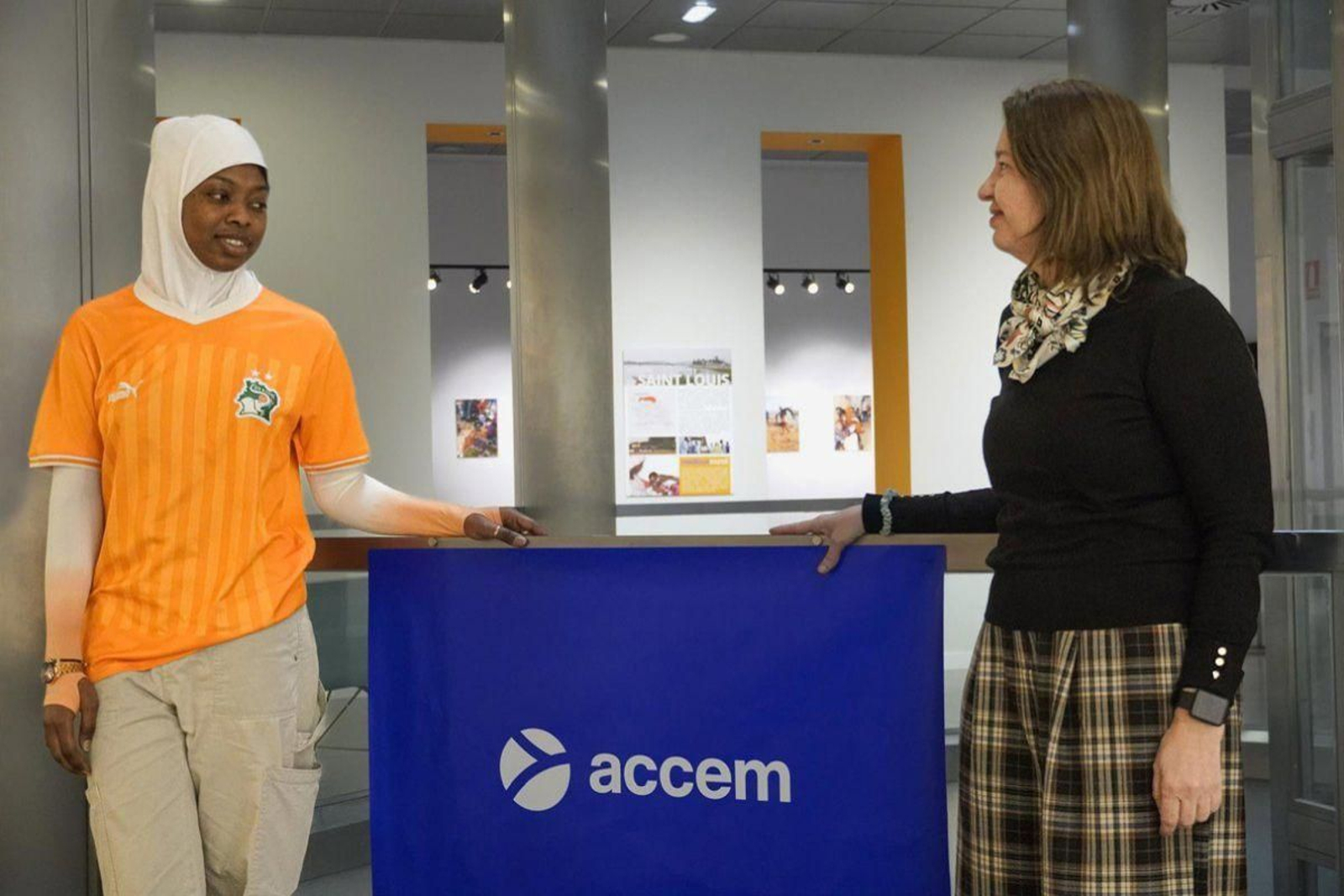 Marina, refugiada de Costa de Marfil y Ana García, abogada de Accem, en Zaragoza.
