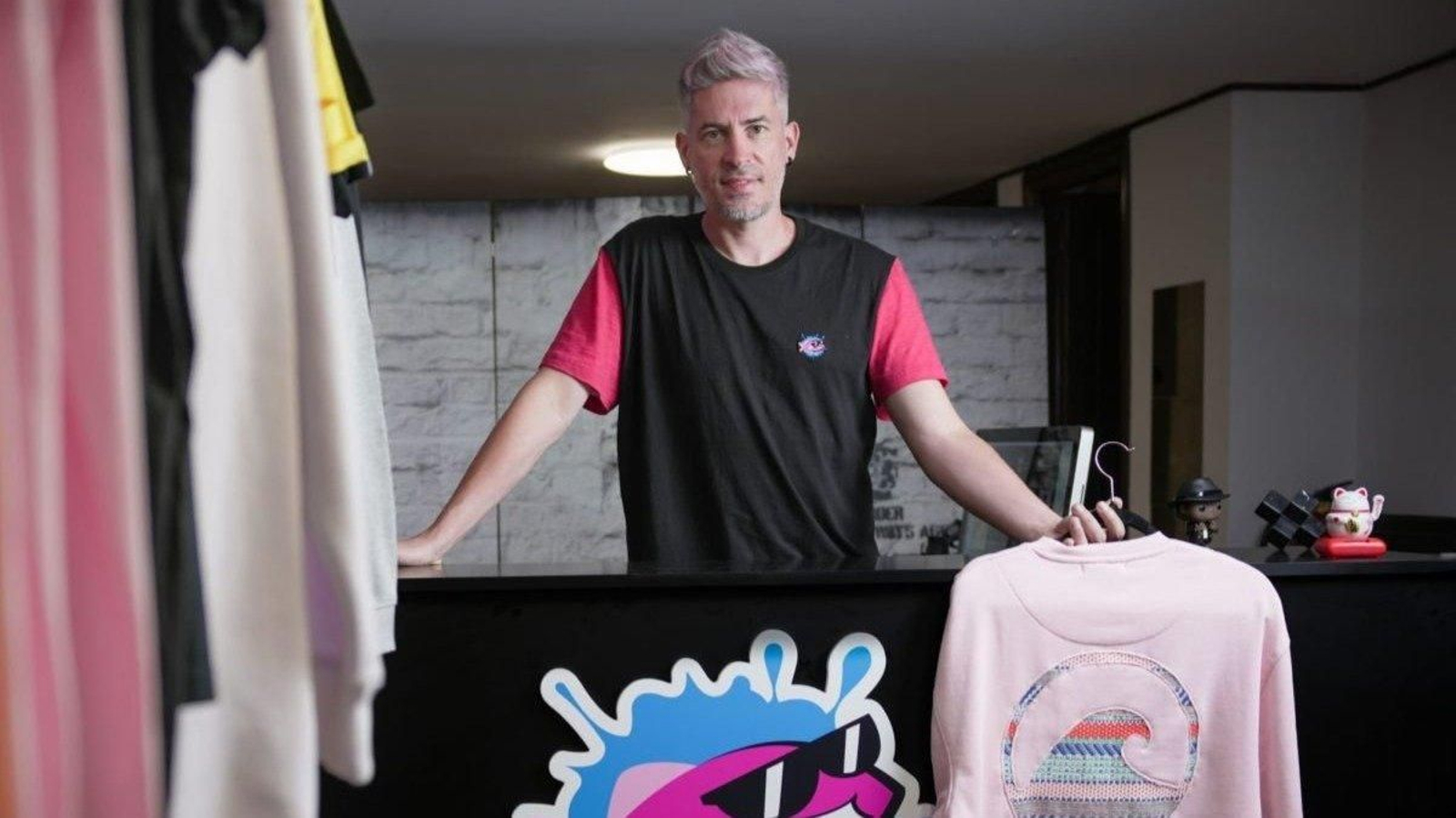 Rubén Cembrellín en su recién inaugurada tienda.