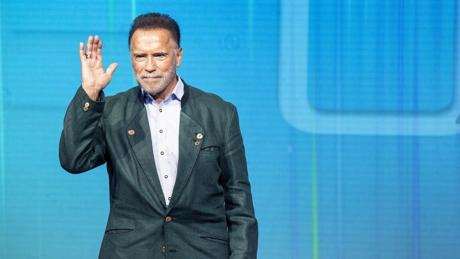 Arnold Schwarzenegger pide el voto para Kamala Harris.