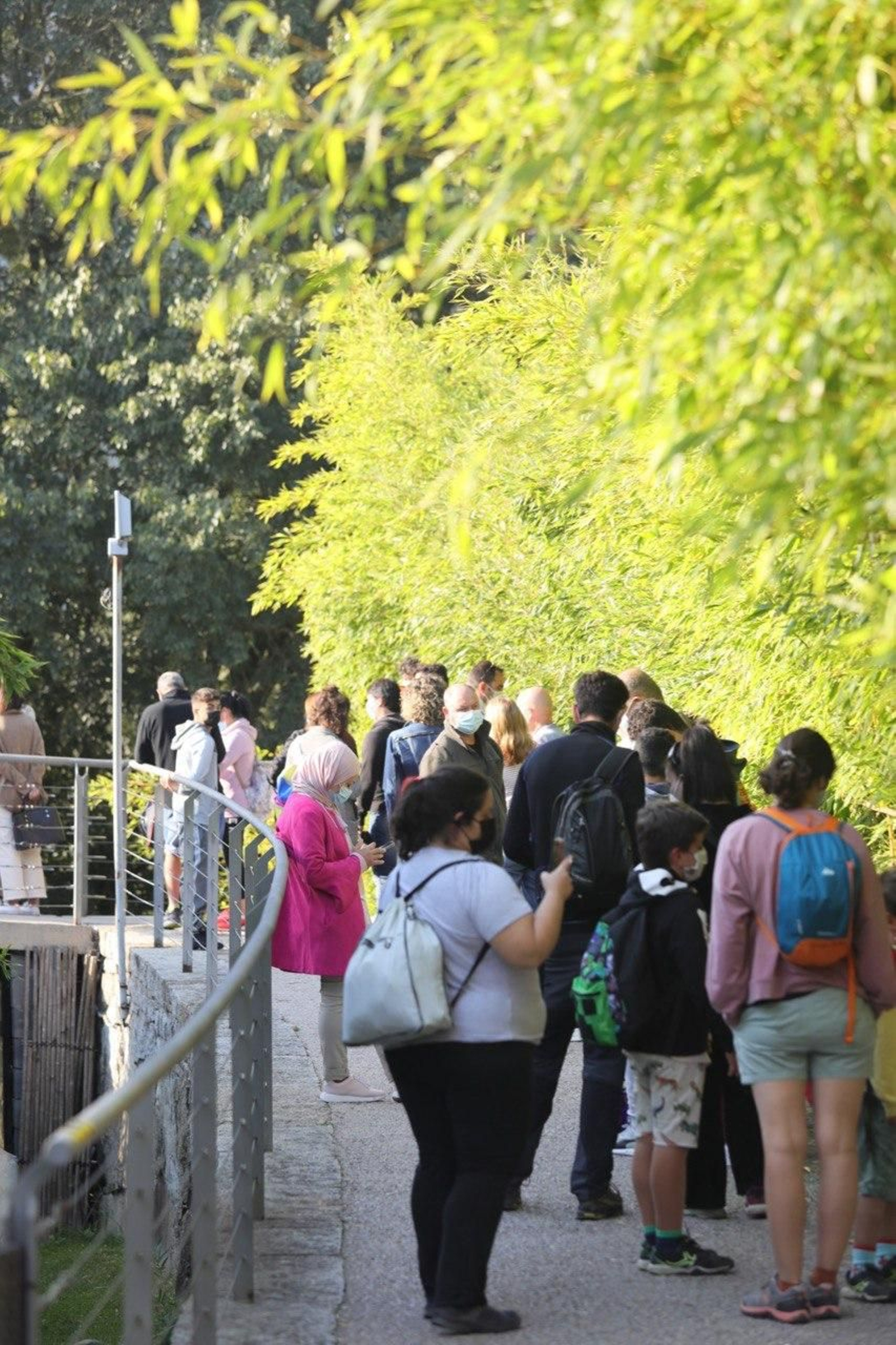 Turistas, este lunes, en Ourense.