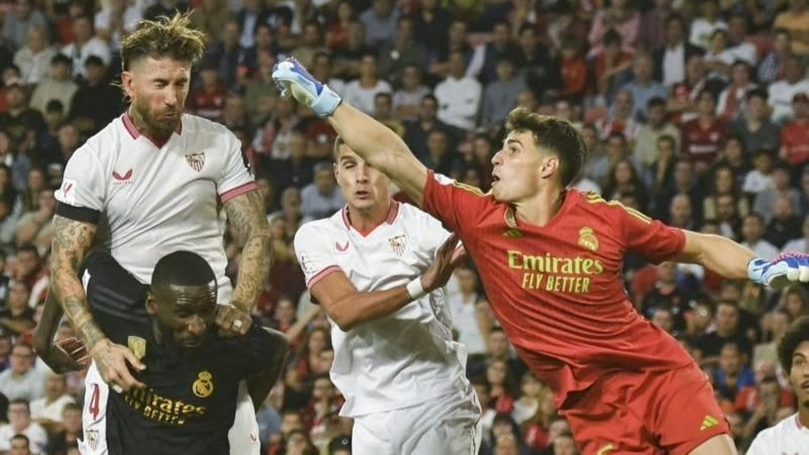 Sergio Ramos cabecea un balón ante Kepa en el partido de ayer.