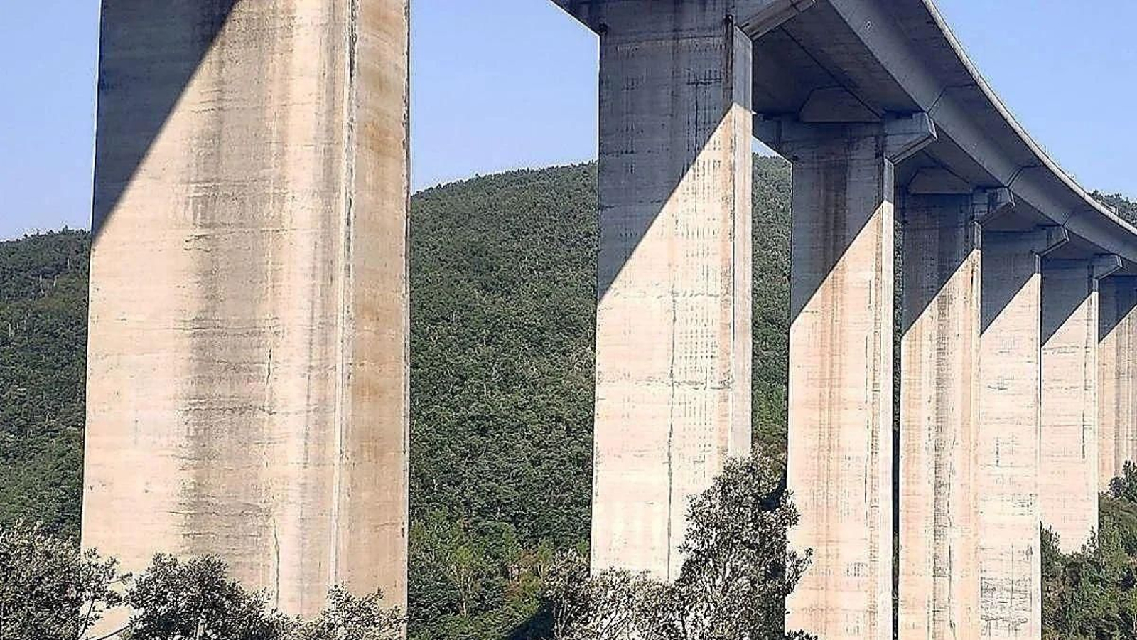El viaducto de la A-6 discurre a una altura de 90 metros sobre el río Tremor, en Torre del Bierzo (León).