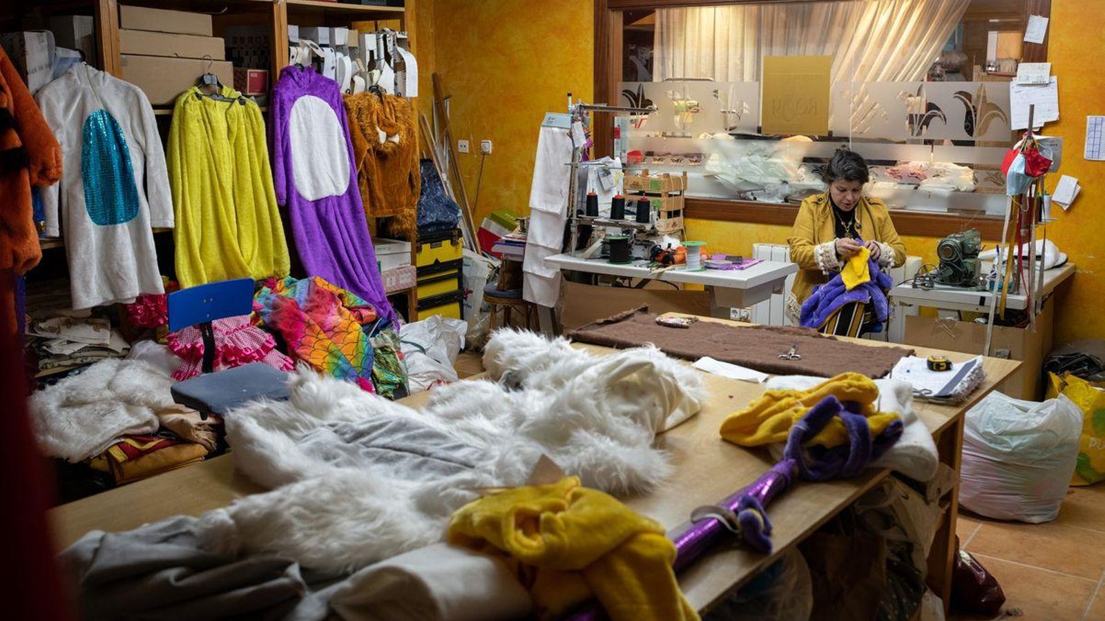 Rosi Fernández en su taller de Xinzo de Limia. FOTO: ÓSCAR PINAL