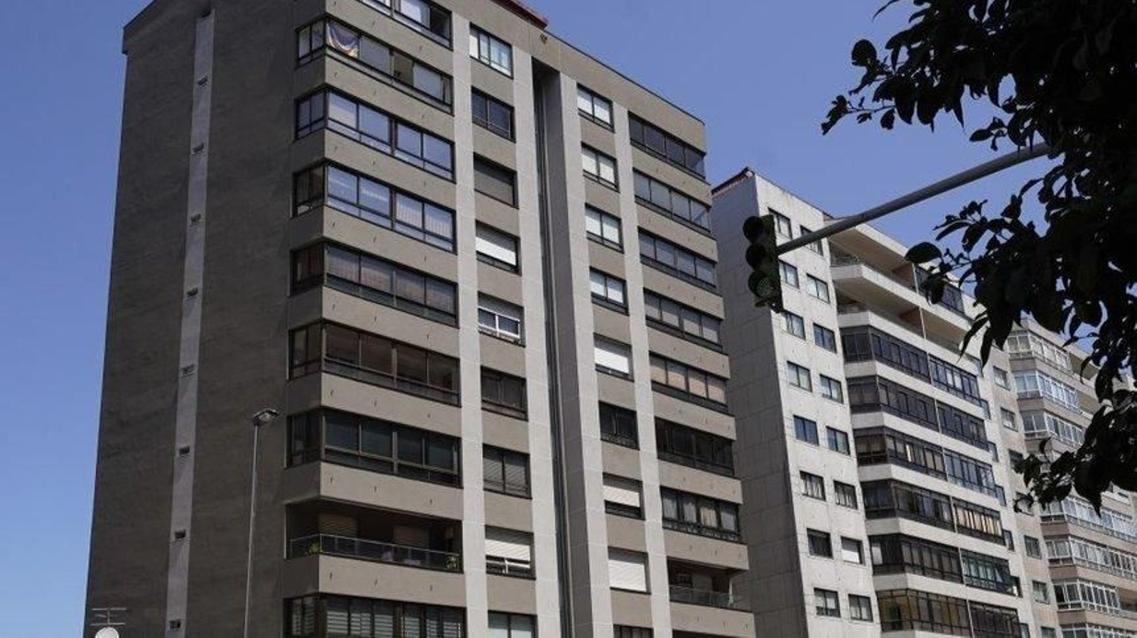 Edificio de Travesía de Vigo que acaba de concluir obras para mejorar eficiencia energética con ayuda de la Xunta.