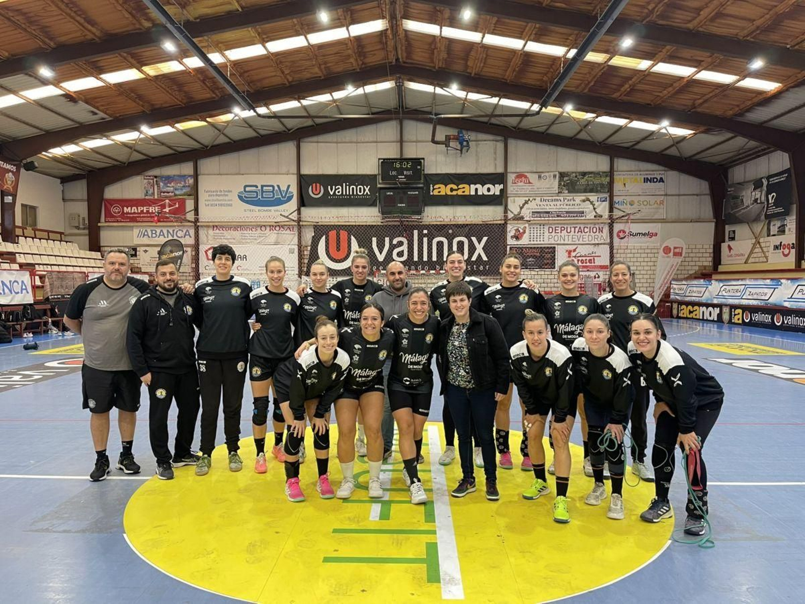 El Málaga entrenó ayer en el pabellón de O Rosal y hoy se mide al Guardés.