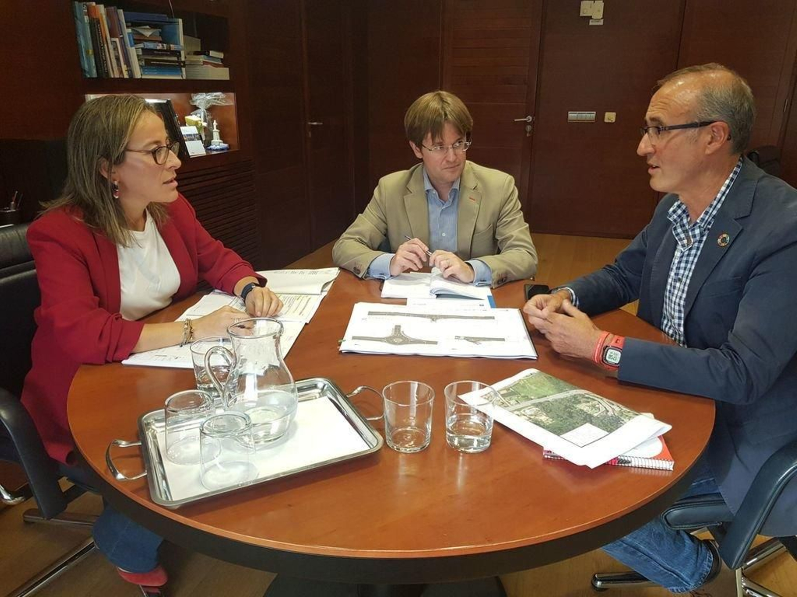Ethel Vázquez, Francisco Menéndez y Juan González durante la reunión mantenida el miércoles.