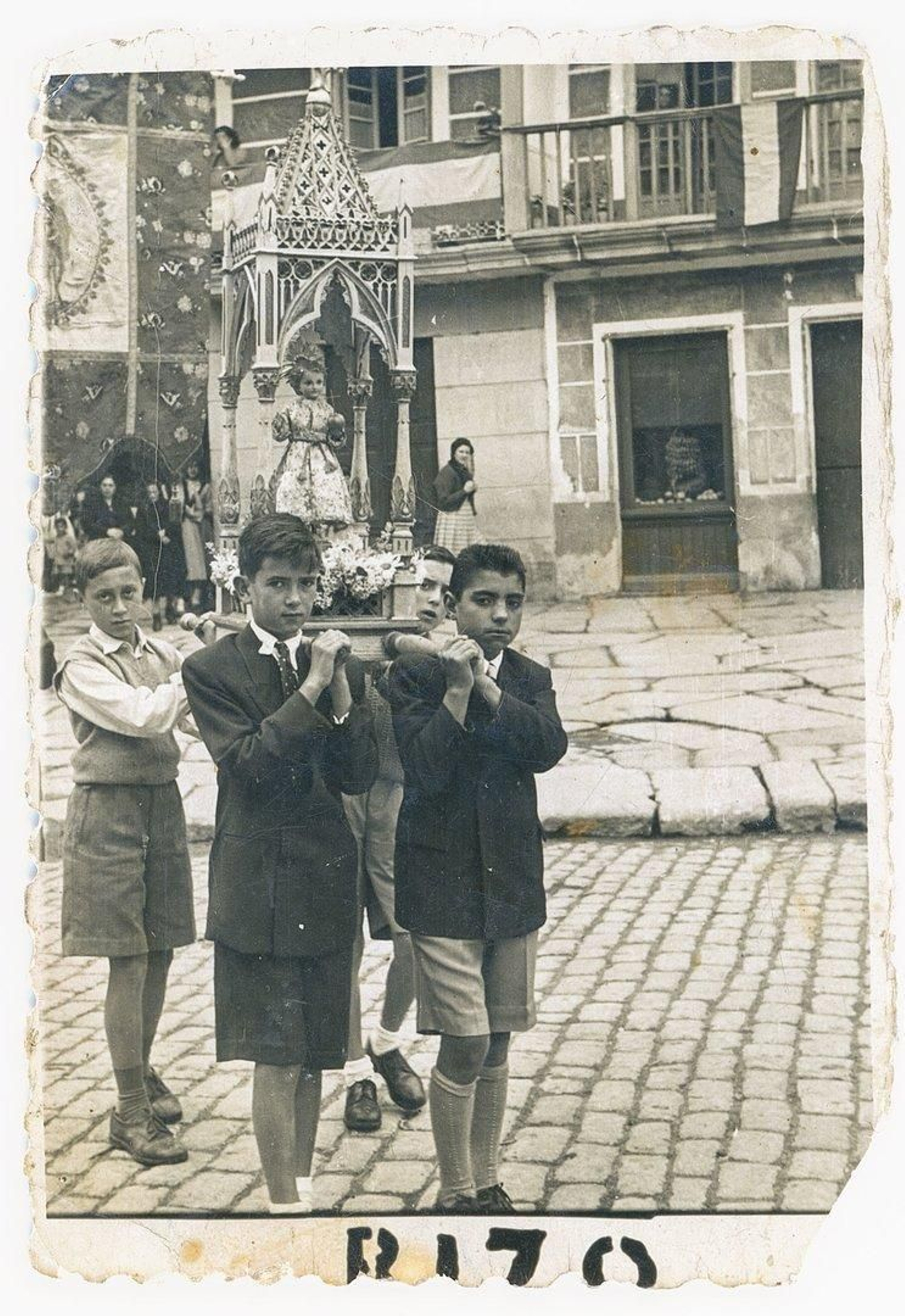 José Juan Pérez Ramos
Titulo: Procesión Divino Niño
Lugar foto: Maceda, 1950
"Procesión: Saliendo de la calle do Medio, los niños llevando la imagen del niño Jesús, durante la procesión en honor a la patrona de Maceda, la Virgen de las Nieves. Juan Suarez, Gelucho del Estanco y Luis Visitín".