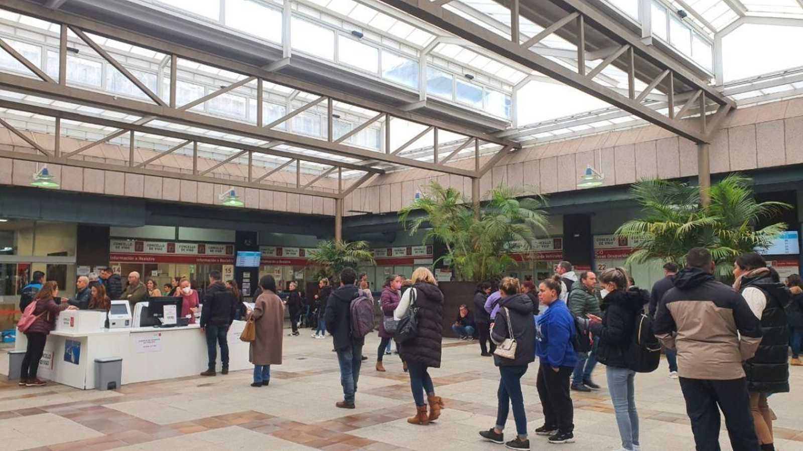 Ciudadanos haciendo trámites administrativos, entre ellos referidos con el empadronamiento, en la lonja del consistorio vigués.