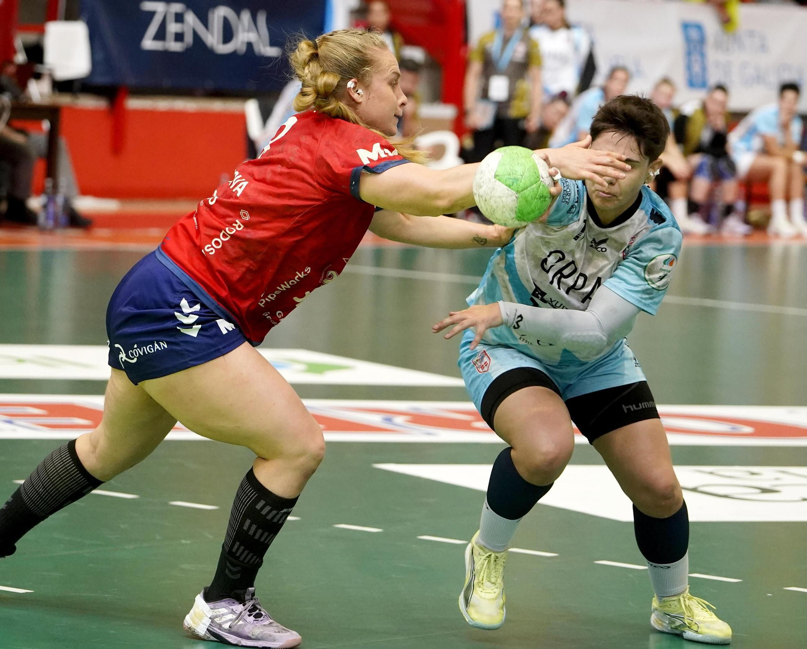 Galería | Porriño y Guardés se miden en el derbi femenino
