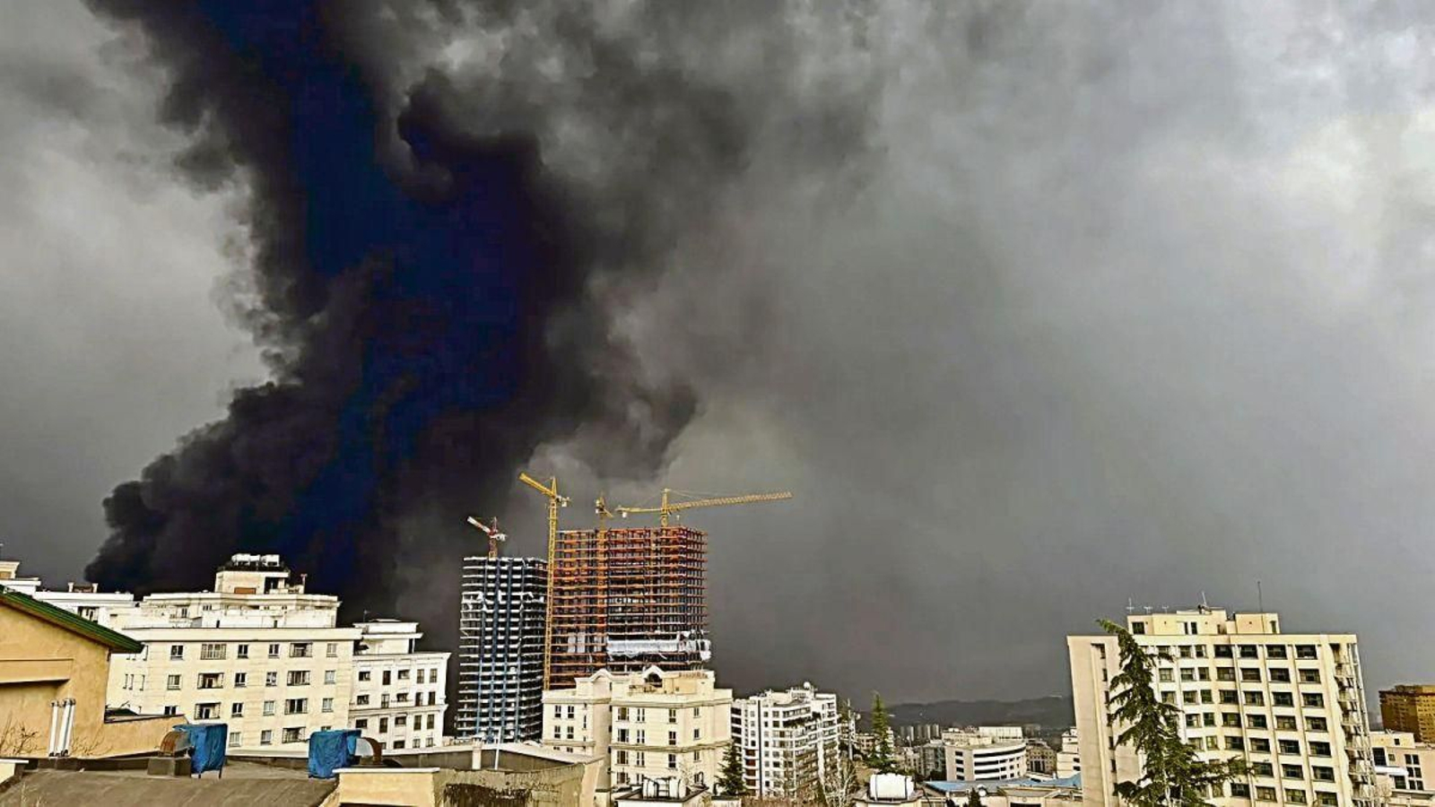 Humo sobre Teherán tras los ataques a depósitos de petroleo.