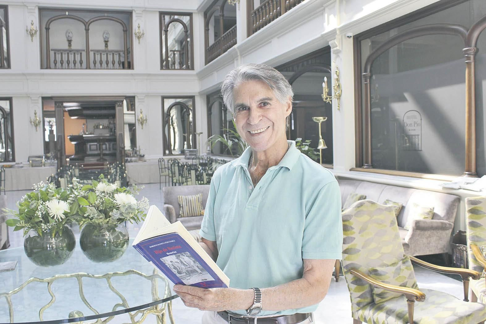 Roberto Batista, con su libro, en Madrid.