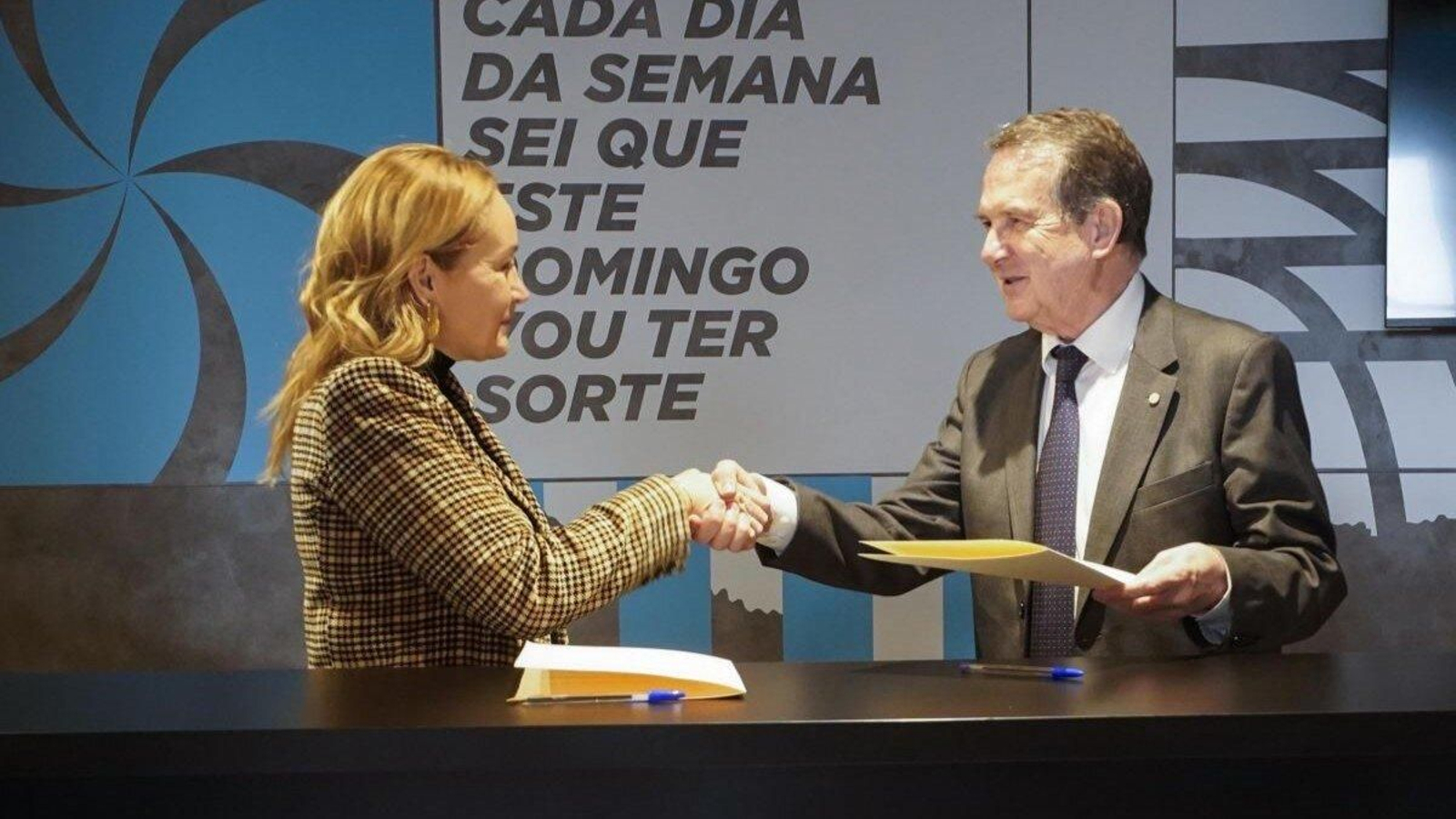 Marián Mouriño y Abel Caballero bromean durante la firma de la notificación del acuerdo.