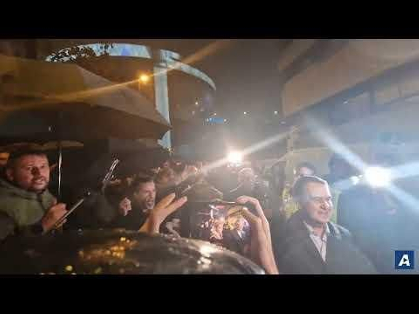 Trabajadores de Vitrasa increpan a Abel Caballero durante las pruebas de iluminación del Halo