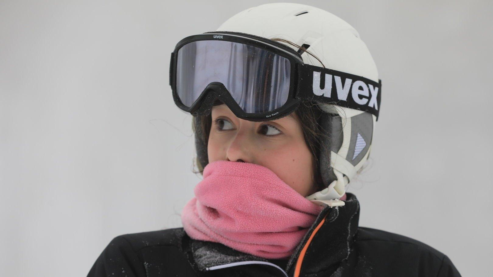 Una joven practica esquí este fin de semana en Manzaneda.