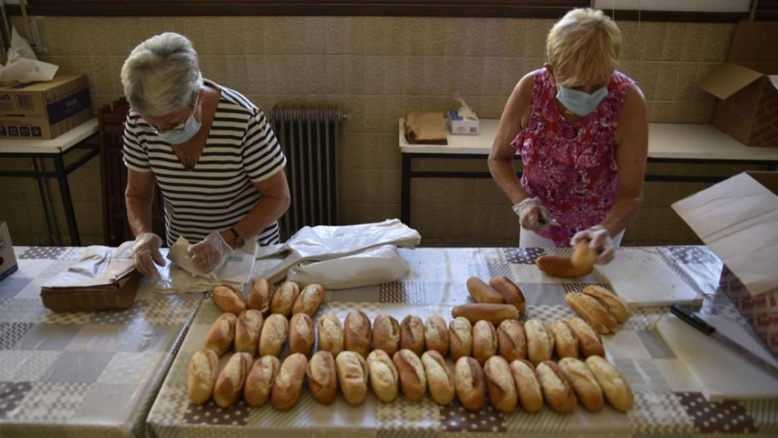 Cada domingo un grupo de voluntarios prepara las bolsas con la comida. Rosalía Viúdez, una de las voluntarias, destaca la satisfacción que tienen cuando las personas reciben su bolsa y les dan las gracias con una sonrisa.
