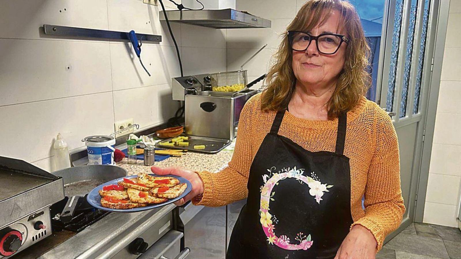 Claudi Rivas, de A De Marga, llevando una comanda.