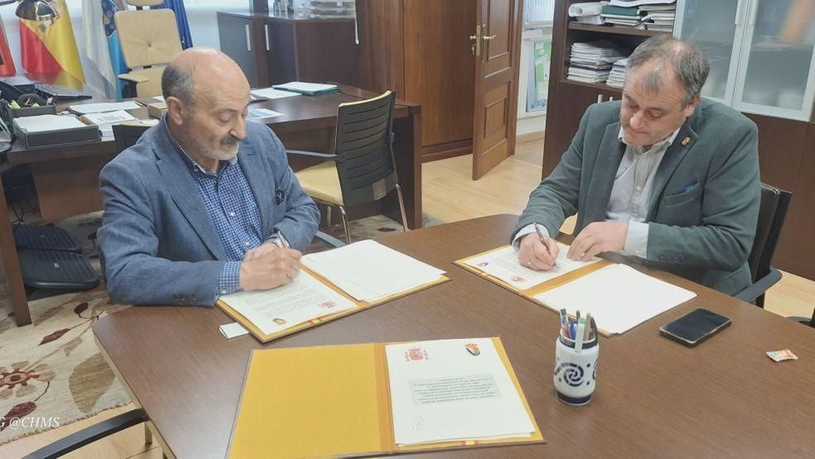 El presidente de la CHMS, José Antonio Quiroga, y el alcalde de Xinzo, Amador Díaz, durante la rúbrica del convenio.