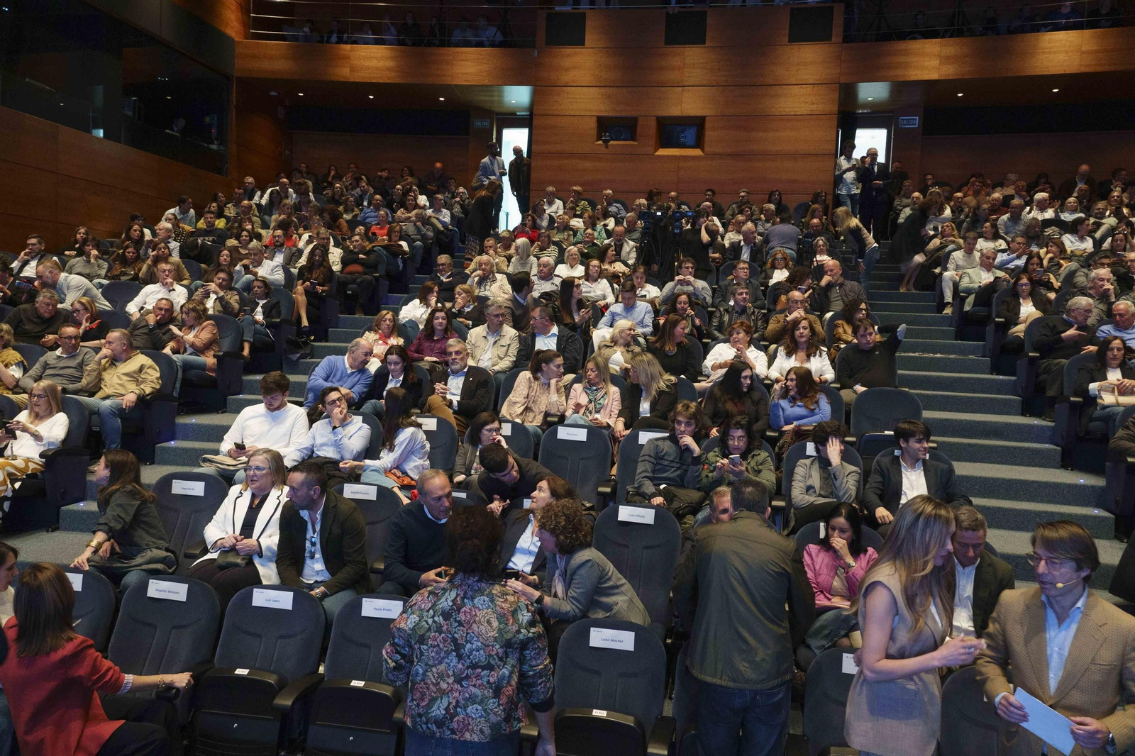 Galería | Rueda lidera el acto del PPdeG en Vigo y hace balance del mandato