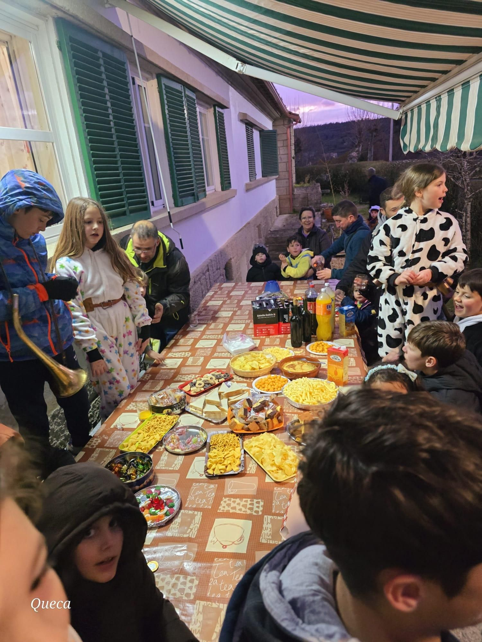 Galería | En Manzaneda, a ronda dos gusanitos é o día para os cativos