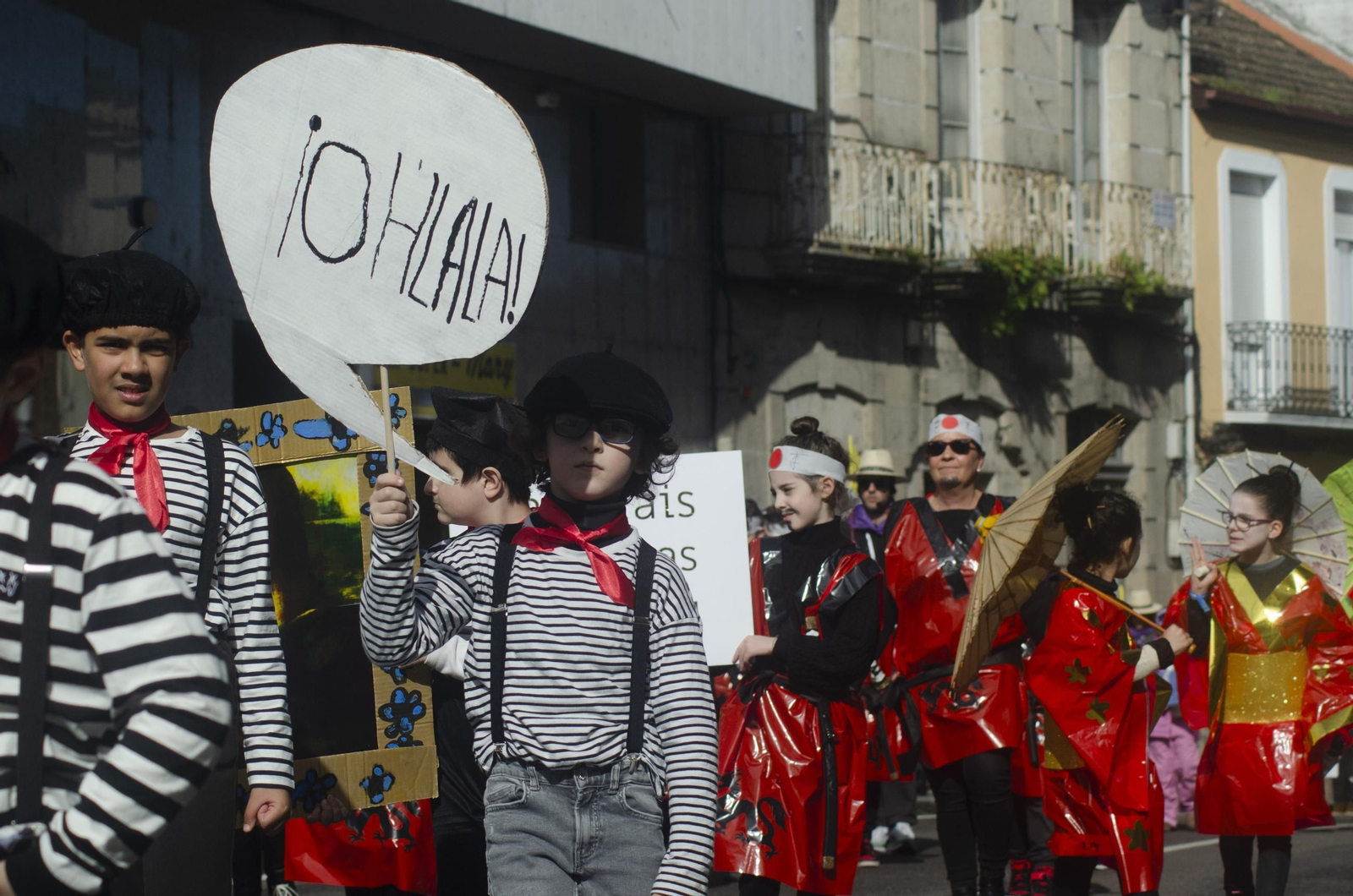 Los niños animan las calles de Ribadavia con el desfile escolar de Entroido