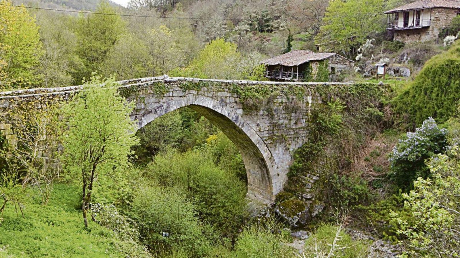 Ponte Navea ejerce de límite entre los concellos de Trives y San Xoán de Río.