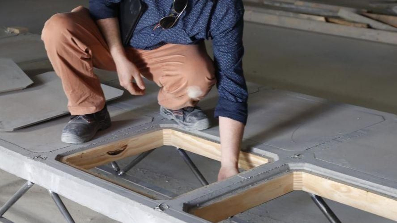 Quisco Mena, con el prototipo ubicado en una obra en Vigo