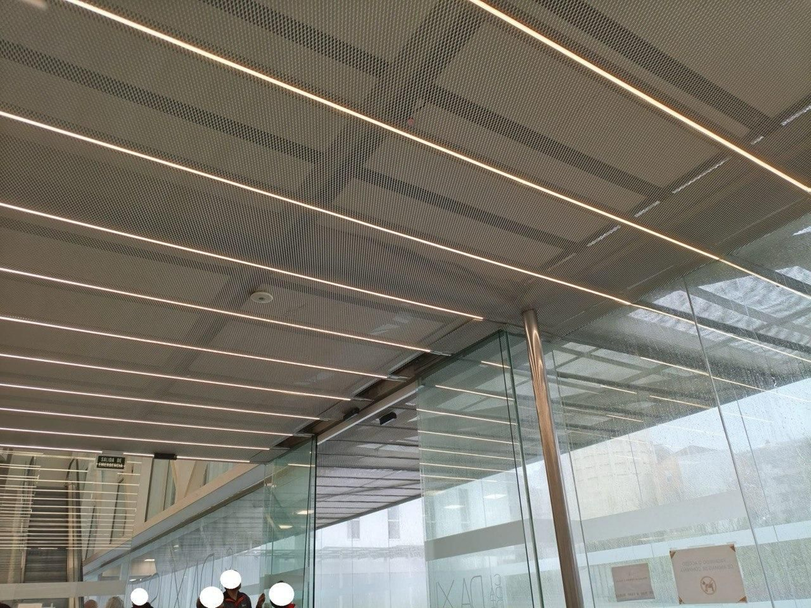 La puerta de cristal quedó desencajada por la fuerza del viento.