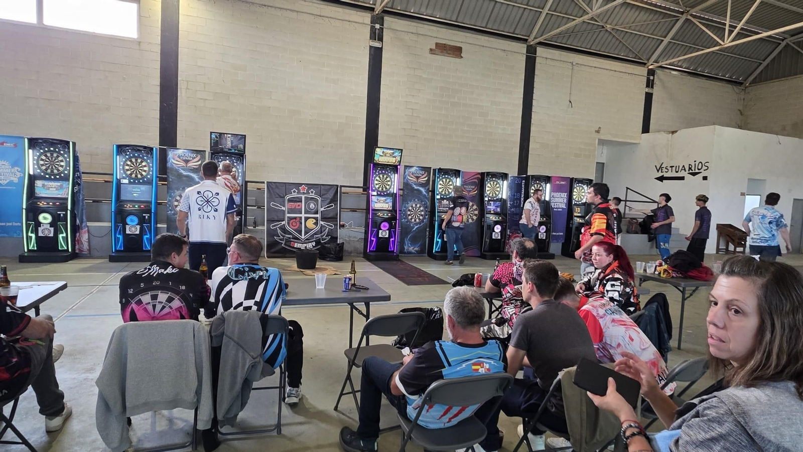 arios momentos de las partidas y del ambiente vivido durante el primer torneo de dardos celebrado en el pabellón municipal de San Xoán de Río