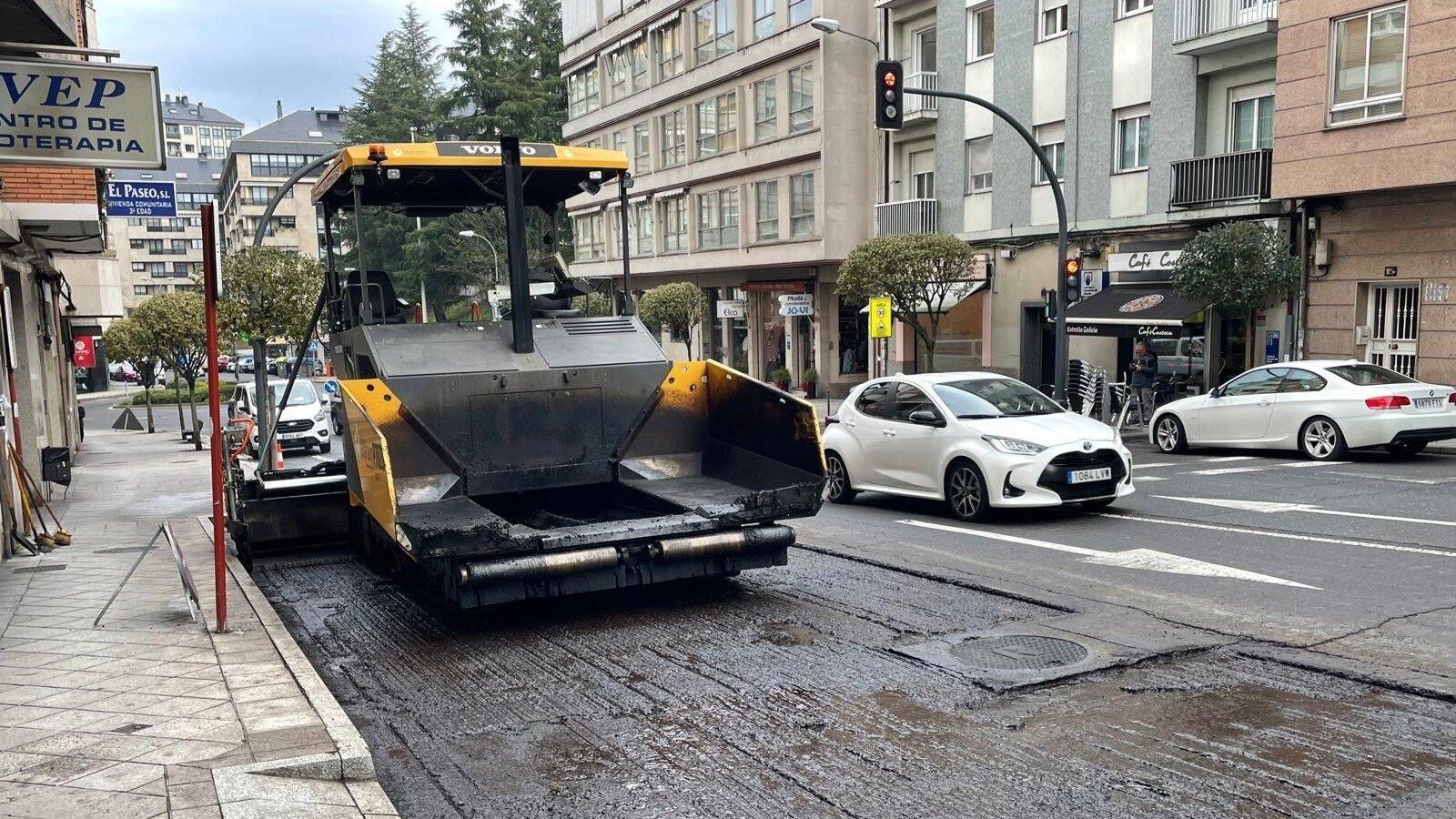 Obras de asfaltado en la calle Emilia Pardo Bazán.